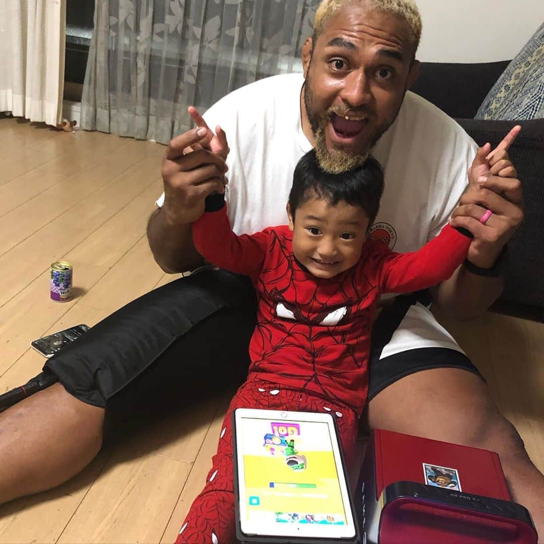 中島イシレリさんのインスタグラム写真 - (中島イシレリInstagram)「脚のアイシングしてたら 息子がちゃあちゃん一緒に座ろー ってやってきました😂 #中島イシレリ #isilelinakajima #fatherandson  #yeaboii」8月18日 22時09分 - nakajima_isileli