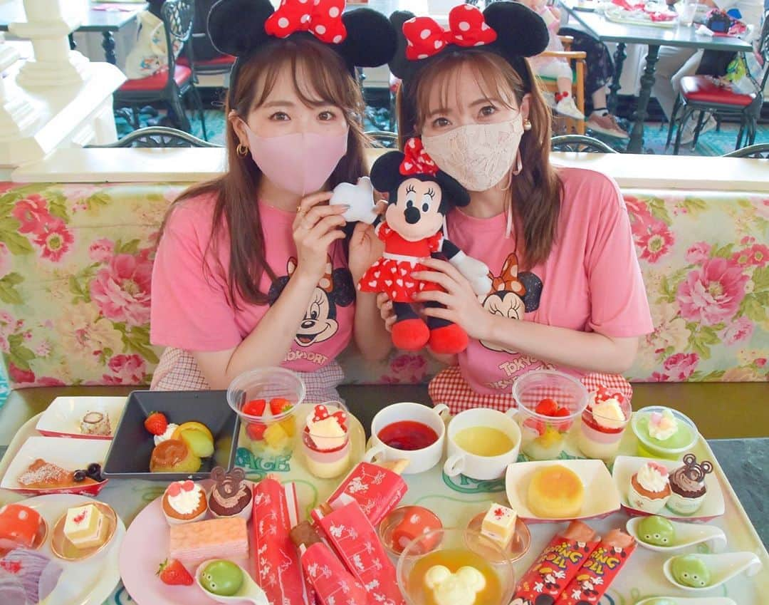 あいにゃんさんのインスタグラム写真 - (あいにゃんInstagram)「ディズニーで売っているスウィーツが大集合した、夢のブッフェへ🎂🍫🍦﻿💗💕 ﻿ 全種類を1人で食べ終わった時の﻿ しほりんの驚きの表情が忘れられない🤣﻿✨🌈🎈 (全部食べる動画撮ってたのに角度が悪くて動画で使えず。涙)﻿ ﻿ クリスタルパレスレストランは﻿ わたしが今ディズニーランドで1番みなさんに﻿ おすすめしたいレストランNo. 1💗🏰🎈﻿ 奇跡的に予約が取れてもう2回行きました🐷←え。 ﻿ ﻿ 食べてもらいたいオススメは、、﻿ ﻿ ☑️リトルグリーンマン💚﻿ カスタードは間違いない美味しさ🤤💗﻿ 抹茶クリーム&あずきは粒あん✨でパークで売ってる3つにないレアな味！和菓子好きさんは絶対食べて〜🎶﻿ ﻿ ☑️ストロベリーミルクレープ🍓﻿ 普通のストロベリークリームだと思ったら﻿ チーズ🧀の味もして、大好きなストロベリーチーズケーキだああっ！って大興奮😍💗3口で食べたw﻿ ﻿ ☑️ 紫芋のモンブラン🍠﻿ クリームが軽くて口の中でトロけちゃう〜💗﻿ 秒で食べ終わります。笑﻿ ただ美味しいけど意外とお腹にたまるのでお友達と半分こがいいかも💡﻿ ﻿ ☑️ミルクプリン、パッションフルーツソース🍍﻿ パッションフルーツの甘酸っぱさとミルクプリンの甘さの相性が抜群！✨﻿ 夏のスウィーツってかんじで最高😍💗﻿ ﻿ ﻿ ☑️ホワイトチョコ＆ストロベリームース🍰﻿ 甘党さんにかなりおすすめ！！！🍓💗💕﻿ イチゴミルク系の甘いストロベリームースに﻿ チョコよりも甘いホワイトチョコ、上に乗ってるやつもチーズケーキで極甘カップでした💗﻿ ﻿ ﻿ ☑️冷製スープ（ストロベリータピオカ）🍹﻿ これにゴールデンサイダー入れると﻿ トゥモローランドテラスレストランで売ってる﻿ スパークリングタピオカみたいになってかなりおすすめ！✨✨✨﻿ ﻿ ﻿ ☑️スプリングロール🍕﻿ チーズがビヨ〜〜ンとして最高！🤤﻿ パーク内で売ってるサイズで一本丸々なのも﻿ テンション上がる！！！時間がたってもサックサクだったよ🤤﻿ ﻿ ﻿ ☑️寿司ロール🍣﻿ これは何個でもいけちゃうと思った💗﻿ 一口サイズでパクパク食べれます！﻿ 3個くらい持ってきておくことをお勧めする！笑🐷﻿ ﻿ ﻿ オススメがほぼ全部くらいの勢いですが(笑)﻿ 良かったら参考にしてみてね😉💗💕﻿ ﻿ プライオリティ・シーティングの予約は﻿ 開始日の時間ピッタリにやったら取れたよ！✨✨✨﻿ 土日は速攻埋まってダメだったので💦💦﻿ 平日狙いがいいと思います💡💗💕﻿ ﻿ ﻿ #ディズニーランド#ディズニー#ディズニーコーデ#クリパレ#クリスタルパレスレストラン#スウィートタイムセレクション#リトルグリーンマン#スウィーツ#甘党　#あいにゃんのディズニーNEWS」8月18日 22時09分 - ainyan_0302