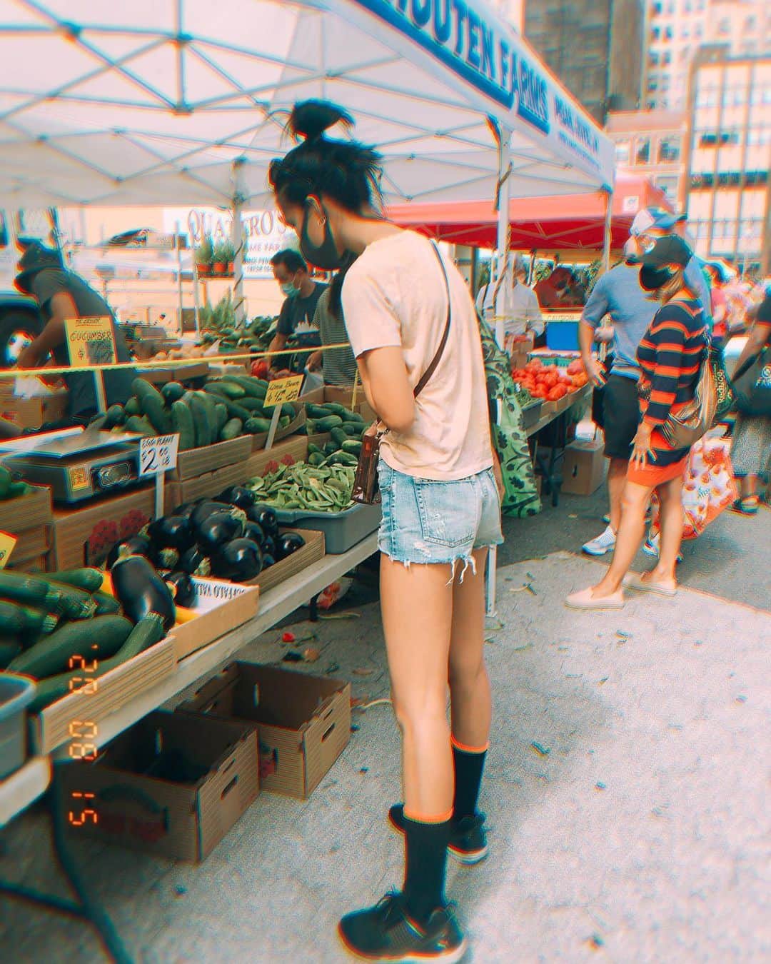 金原杏奈のインスタグラム：「Which eggplant should I take with me? 🍆 グリーンマーケットでは素早い決断とスピードが必要。ちんたらしてたらお店のおじさん行っちゃった😂」