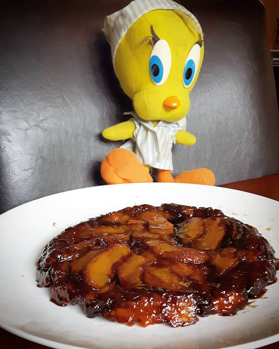 Little Yellow Birdさんのインスタグラム写真 - (Little Yellow BirdInstagram)「Homemade tarte tatin is what I bring to this week's #honeygroveteapartytuesday! It looks a bit dark - not burnt, dark! - because I used brown sugar but trust me, it's delicious! #littleyellowbird #tweety #tweetykweelapis #adventures #yellow #bird #tuesday #teaparty #tartetatin #apple #tart #bakedgoods #homemade #sweet #sweettooth #treat #stuffedanimalsofinstagram #plushiesofinstagram」8月18日 22時10分 - tweetykweelapis