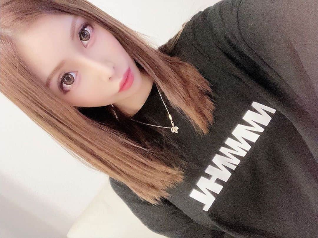 高橋沙弥華のインスタグラム：「@nmnwnhnlのこないだと違うTシャツ👕💓  こっちもフリーサイズだけど丈長くてワンピっぽく着れる👩🏼✨  #tokyo #osaka #fashion #japanesegirl #black #blackコーデ #ラフコーデ #casualstyle #summer #summerfashion #harrywinston」
