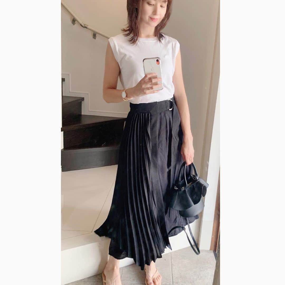 乙黒えりのインスタグラム：「汗かきすぎるから、hanesのタンクトップ二枚買い。 リネンスカートは張り付かないので良き。 . . Tops. @hanes_japan  Skirt. @ezumi.official  Sandals. @tkees  Bag.去年タイで買ったもの  #コーデ#ヘインズ#エズミ#ezumi#ビーサン#outfit #coodinate#ママコーデ#ママファッション」