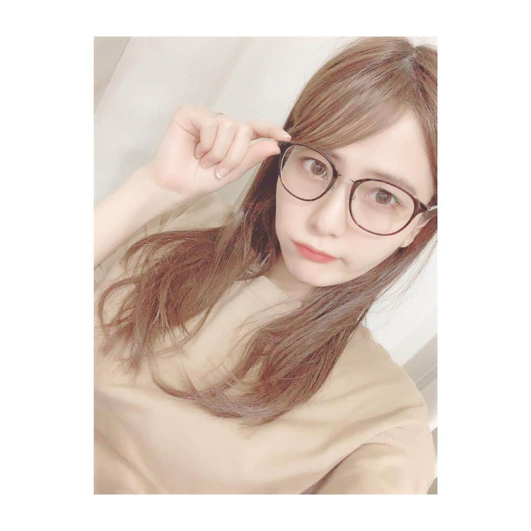 大崎みらいのインスタグラム：「、 免許更新のために、 メガネを買ったよ🥰 、 元々学生の頃から 左目だけが視力がかなり悪くて でも右目は普通で 両目ではきちんと見えてるから 問題なかったんだけど 、 やっぱりだんだんひっぱられるようで 調べたら両目で0.5まで落ちてたよ😭 、 しゅーん😞 、 左目はさらに落ちてたし、 右目も悪くなってたし、 さらに乱視もはいってたー！😫 、 やっぱり免許もとうとう 要メガネになってしもーた😩😩😩 、 まぁ原付だけだし ずっと乗ってないから ただの身分証としての免許だから まぁいいけどさ…笑 、 目の良いみんな、、 目は大切にね…笑笑 、 、 さて！ 今回のメガネちゃんは #jins さんで購入したよ！ 度入りのメガネだけど お洒落で可愛い〜！🥰 とってもお気に入りでやんす🥰 どう？どう？🤪 、 メガネ生活に慣れるまで ちょっと酔いそうだけど がんばる〜🤣 、 、 、 #メガネ #メガネ女子 #めがね女子  #めがね好きな人と繋がりたい  #無印良品 #無印良品のある生活  #サロンモデル #ヘアショー #作品撮り #ヘアコンテスト #撮影モデル #モデル  #美容師さんと繋がりたい  #ポートレート撮影 #自撮り女子  #イベントコンパニオン  #被写体モデル #インフルエンサー」