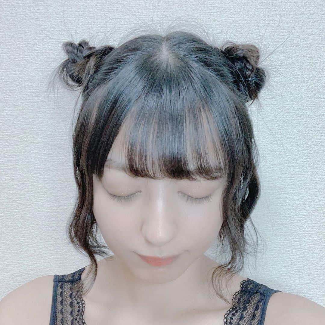 河合くるみさんのインスタグラム写真 - (河合くるみInstagram)「・ ・ #100日後にかわいくなるくるみちゃん  #24日目 ・ ・ くま🧸 ・ 顔周りおくれ毛のこしつつ ルーズにハーフアップとる ・ チビゴムで結んで👧🏻ちょんまげになったら みつあみをしてチビゴムでとめる みつあみほぐす くるくる〜と巻きつける アメピンでとめる ・ ・ 残った髪の毛を そとうちそと、うちそとうち の交互に束をストレートアイロンでウェーブつくる ・ ・ イベントじゃないと この髪型で外にはでれません🥺 ・ ・ #くま #くまさんヘア #おだんご #簡単ヘアアレンジ #ウェーブ #波打ちセット #美容師 #サロモ募集 #浴衣ヘア #体育祭ヘア #イベントヘア #ボブ #ミニボブ #ショートボブ #巻き髪 #followme #hair #bear #event #japan #instalike #instagood #tiktok #ライバー #配信者 #女優 #モデル #撮影」8月18日 22時13分 - 6v6_krm