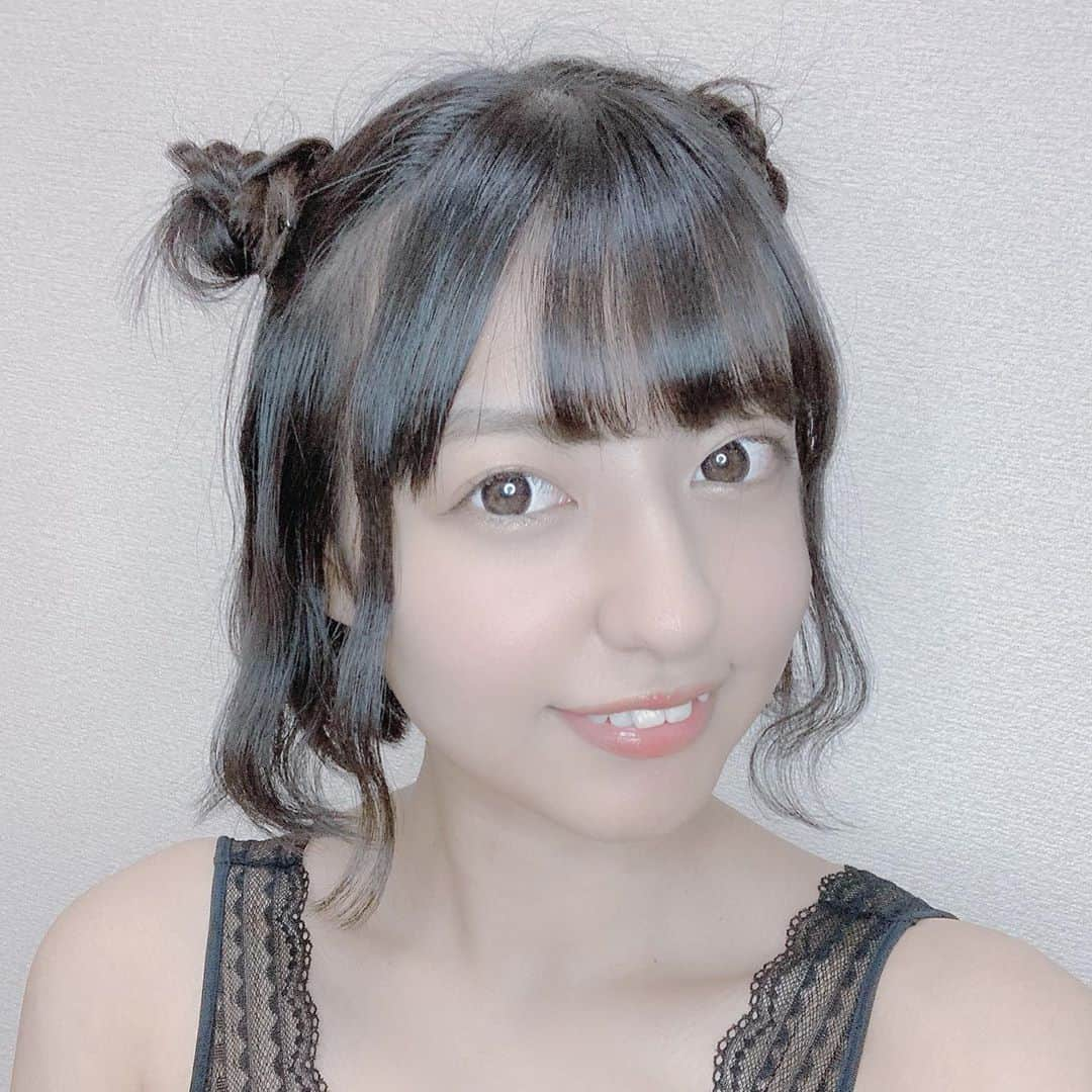 河合くるみさんのインスタグラム写真 - (河合くるみInstagram)「・ ・ #100日後にかわいくなるくるみちゃん  #24日目 ・ ・ くま🧸 ・ 顔周りおくれ毛のこしつつ ルーズにハーフアップとる ・ チビゴムで結んで👧🏻ちょんまげになったら みつあみをしてチビゴムでとめる みつあみほぐす くるくる〜と巻きつける アメピンでとめる ・ ・ 残った髪の毛を そとうちそと、うちそとうち の交互に束をストレートアイロンでウェーブつくる ・ ・ イベントじゃないと この髪型で外にはでれません🥺 ・ ・ #くま #くまさんヘア #おだんご #簡単ヘアアレンジ #ウェーブ #波打ちセット #美容師 #サロモ募集 #浴衣ヘア #体育祭ヘア #イベントヘア #ボブ #ミニボブ #ショートボブ #巻き髪 #followme #hair #bear #event #japan #instalike #instagood #tiktok #ライバー #配信者 #女優 #モデル #撮影」8月18日 22時13分 - 6v6_krm