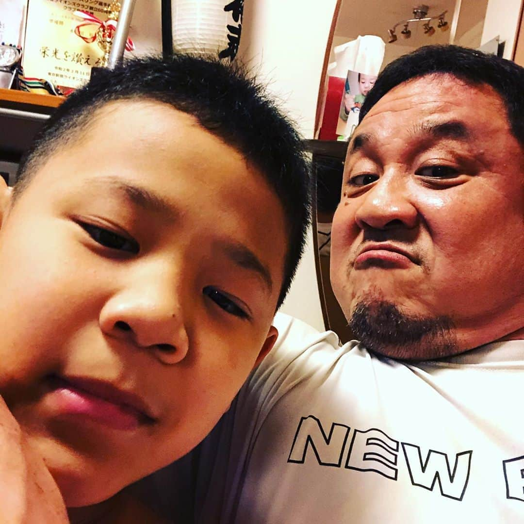 永田裕志さんのインスタグラム写真 - (永田裕志Instagram)「先日自宅に帰宅した私に息子が近寄ってきました。 特に何をするわけでもなかったので、スマホを向けたらしっかり顔を作りました。 誰に似たのでしょう⁉️ #永田裕志 #永田裕生  #新日本プロレス  #自宅」8月18日 22時13分 - yuji_nagata