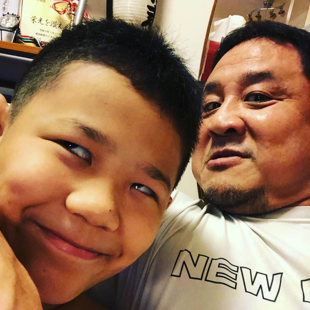 永田裕志さんのインスタグラム写真 - (永田裕志Instagram)「先日自宅に帰宅した私に息子が近寄ってきました。 特に何をするわけでもなかったので、スマホを向けたらしっかり顔を作りました。 誰に似たのでしょう⁉️ #永田裕志 #永田裕生  #新日本プロレス  #自宅」8月18日 22時13分 - yuji_nagata