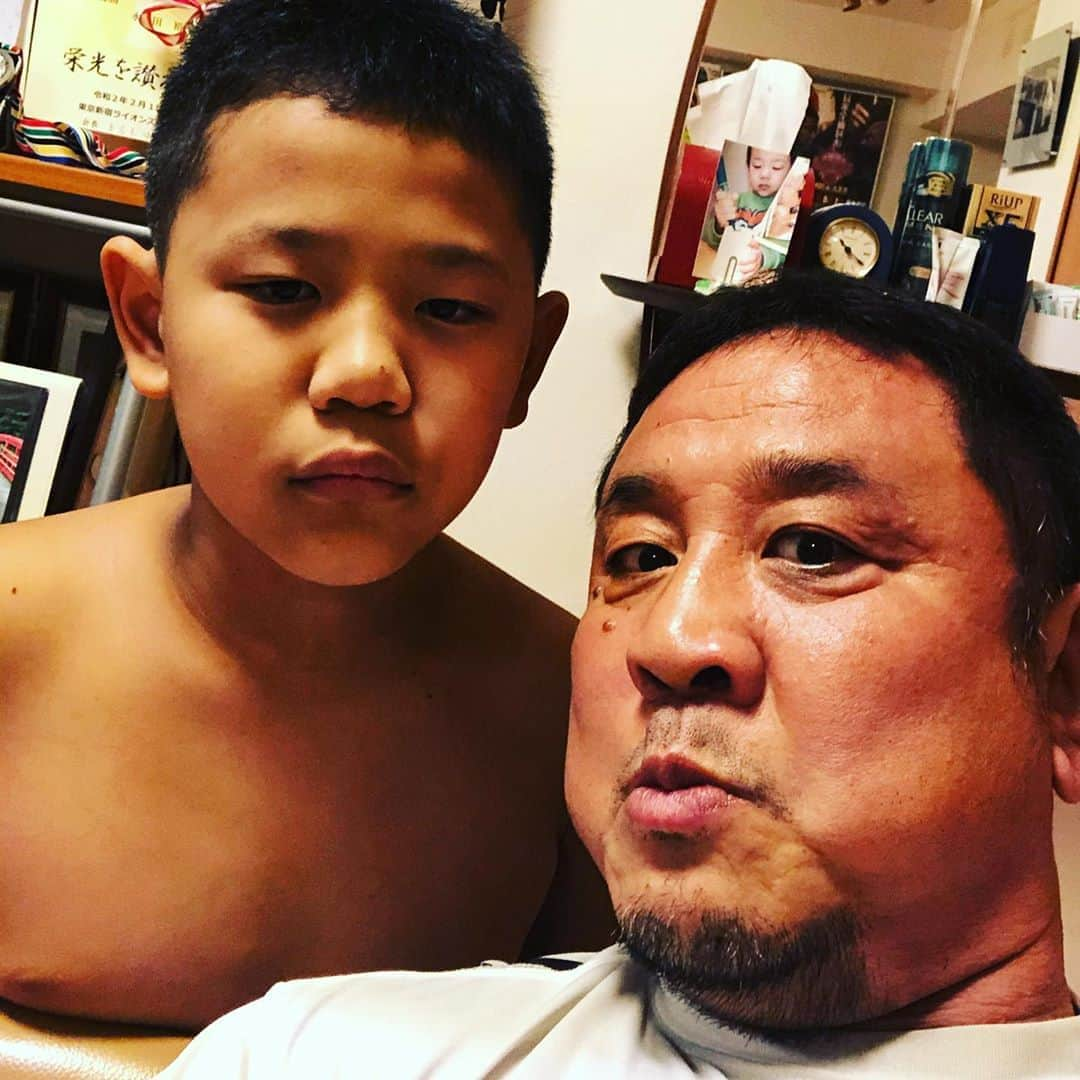 永田裕志さんのインスタグラム写真 - (永田裕志Instagram)「先日自宅に帰宅した私に息子が近寄ってきました。 特に何をするわけでもなかったので、スマホを向けたらしっかり顔を作りました。 誰に似たのでしょう⁉️ #永田裕志 #永田裕生  #新日本プロレス  #自宅」8月18日 22時13分 - yuji_nagata