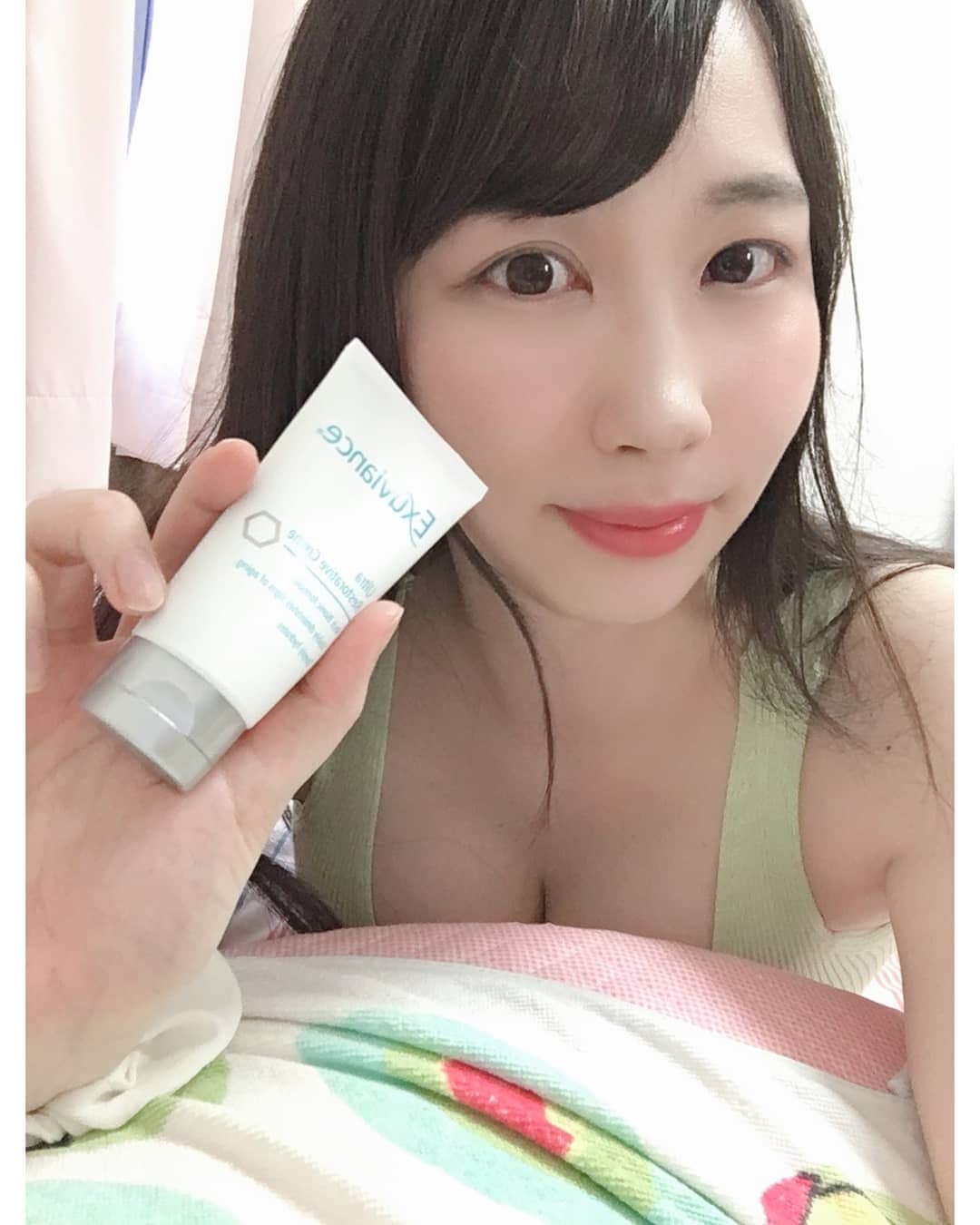 のインスタグラム：「YouTubeでもさっきアップした実家のお部屋にて🧸くまちゃんはずっとお留守番してました(笑) . . . 短い間だけどカバンに入れてきて良かった✨ @exuviancejp のナイトクリーム❤️悩みのしみしわに効果あって保湿力高いからよく使ってる😌 . エクスビアンスは他の商品で YouTuberの関根理沙さんやあやなんさんも愛用してるんだって😃✨ . . . . @toku.tamu #エクスビアンス #トクタム #美容 #美容レポ #コスメ #ナイトクリーム #リッチリトラクティブクリーム  #exuviance #tokutamu #goodevening #beauty #bear #room #roomtour #youtube」