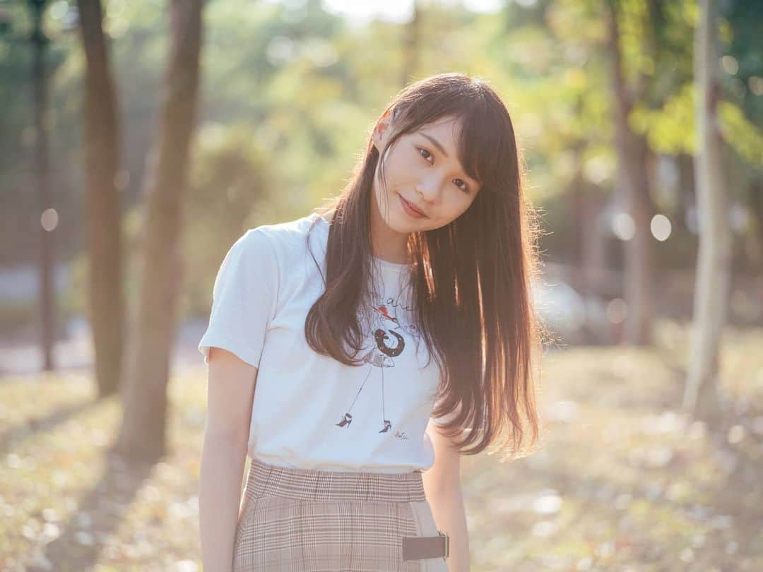 周庭（しゅうてい）のインスタグラム：「- この街に住んでいると、いつも「最後」の覚悟を持たないといけないことが本当に悲しい。いつまた逮捕されるかわからない、そして国家安全法で起訴されてもおかしくない非日常のような日常の中、生きていることだけでありがたいと感じている。警察署に拘束されていた間、友達が届けてくれた抹茶ケーキを食べながら、「これは人生最後の抹茶ケーキかもしれない」って一瞬考えた。なんで自分の大好きな街に、絶望感しか残ってないんだろう。  （写真 / @nie_san_ ）」