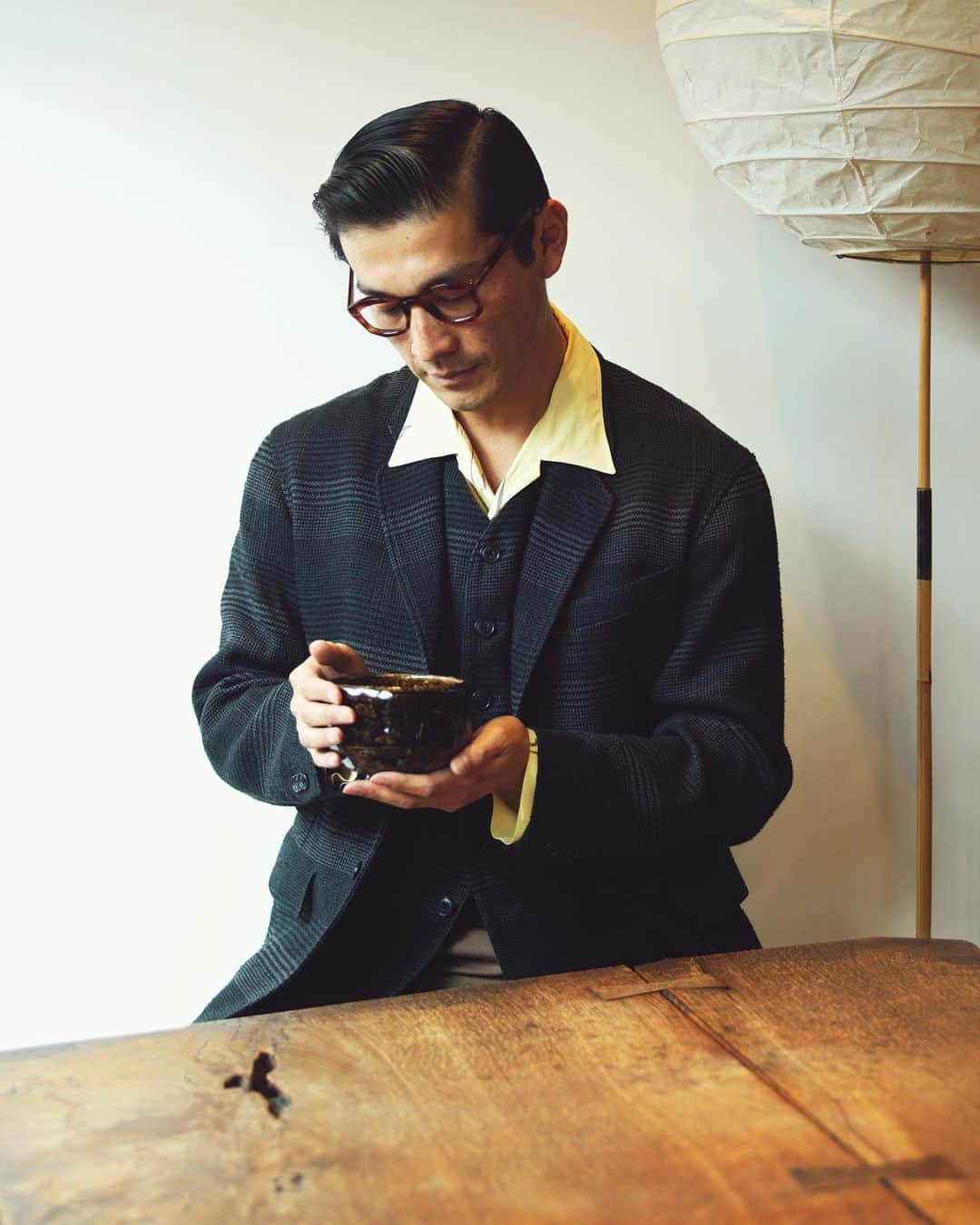 長山一樹のインスタグラム：「雑誌「大勉強」金沢で撮影したストーリーに記された一文より。 「品性とは、誰もいないところで、何をするかで決まる」 大人なってからの勉強は何より贅沢です。現在福岡の六本松蔦屋書店にて大勉強フェア開催しております。お近くの方は是非。  下記のEC STOREからも購入可能。 ateliersixmarket.com  @phaeton_smart_clothes  Direction&styling @msmskmt  Hair @msmskmt  Text @noily4231  Model Daisuke Brand @oldjoebrand  #phaeton #大勉強 #金沢 #小松 #加賀 #photography #oldjoe #isamunoguchi #georgenakashima #portrait #hasselblad #h6d #kazukinagayama #長山一樹」