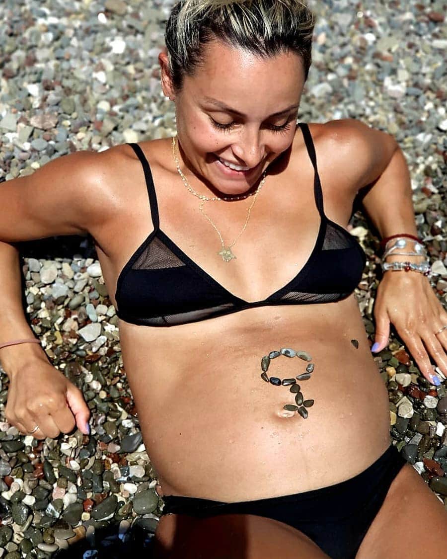 バシリキ・ミロウシさんのインスタグラム写真 - (バシリキ・ミロウシInstagram)「Είμαι κοριτσομάνα τι να κάνουμε 😎 #itsagirl #pregnant #summer2020」8月18日 22時18分 - vasilikimillousi