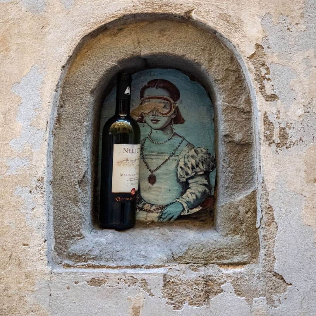 E! Onlineさんのインスタグラム写真 - (E! OnlineInstagram)「Renaissance-era "wine windows" are making a comeback in Florence as a way for bars and restaurants to serve customers during COVID-19. ❤️ (📷: @winedoorsflorence)」8月18日 22時19分 - enews