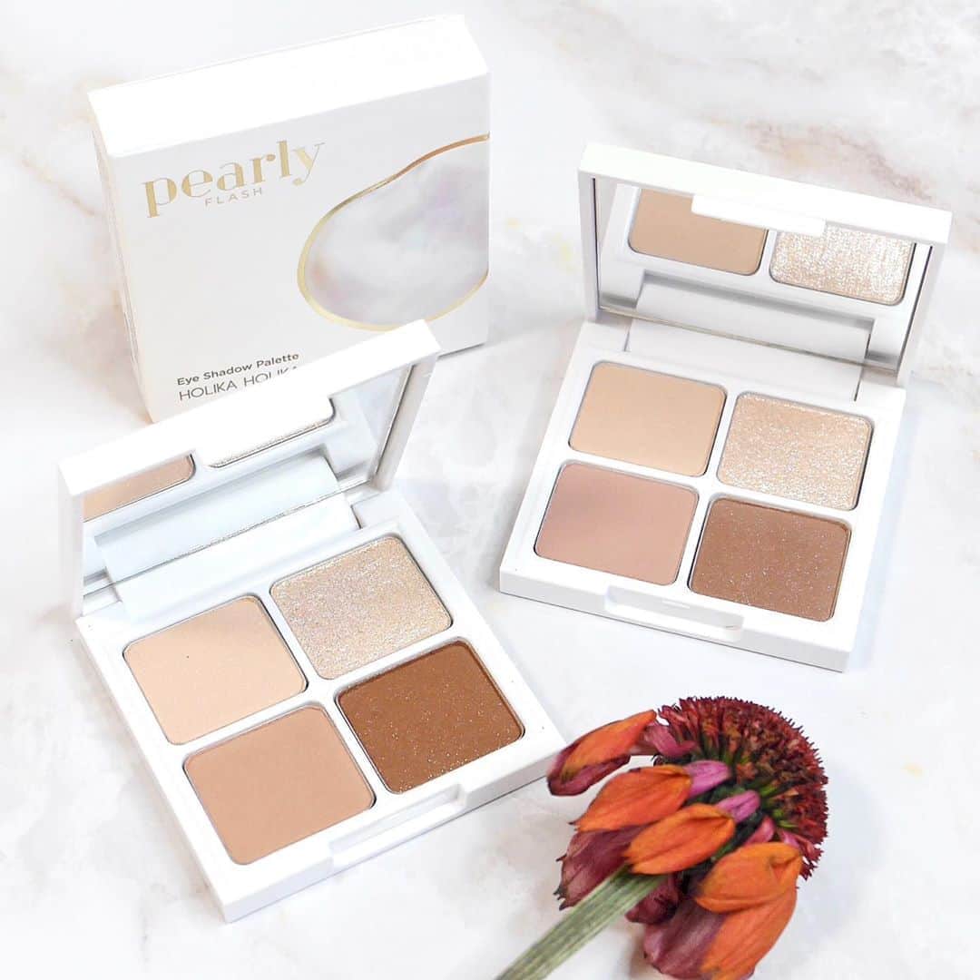 海老原りさのインスタグラム：「🌷🌷ᕼOᒪIKᗩ ᕼOᒪIKᗩ🌷🌷﻿ ﻿ ﻿ ﻿ ＼ Piece Matching Shadow Palette🎀／﻿ ﻿ ✔︎HOLIKA HOLIKA﻿ パーリーフラッシュコレクション ﻿ 09 マイムード﻿ 10 クラウディモメント﻿ ﻿ 2020新作のアイシャドウかな？﻿ ﻿ 韓国コスメらしい﻿ 使いやすい配色の4色シャドウパレット👏🏻✨﻿ ﻿ 3色展開なんですが﻿ どれも絶妙に色が違って可愛い…！﻿ 左下のカラーがパレットのメインになるみたい♡︎﻿ ﻿ 私が選んだのは﻿ 09はベージュ系で10はモーヴピンク系。﻿ ﻿ グリッターカラーは 色はないんだけれど﻿ 偏光パールで大粒のキラキラがぎっしりなので﻿ 透明感もあって綺麗〜！✨﻿ ガラスのような透明感があるのが特徴らしい✨﻿ ﻿ 私は目もとにムードのある﻿ 落ち着きを与えてくれそうなカラーと﻿ 透明感のあるグリッターを見て﻿ 買いだな〜って思っちゃいました🤤﻿ ﻿ (これでQoo10の公式ショップだと﻿ 1,600円くらいだったよ、安すぎんか🤚🏻)﻿ ﻿ これから使うのが楽しみ☺️💕﻿ ﻿ ﻿ ﻿ @holikaholika_jp  #コスメレポ#コスメ垢#コスメレビュー#コスメスウォッチ#コスメ購入品#Kビューティー#メイク垢#韓国コスメ#韓国メイク#ホリカホリカ#ピースマッチングシャドウパレット#pearlyflashcorrection#Qoo10#kbeauty#HOLIKAHOLIKA#makeup#cosmetics#motd#화장품#化妆品」