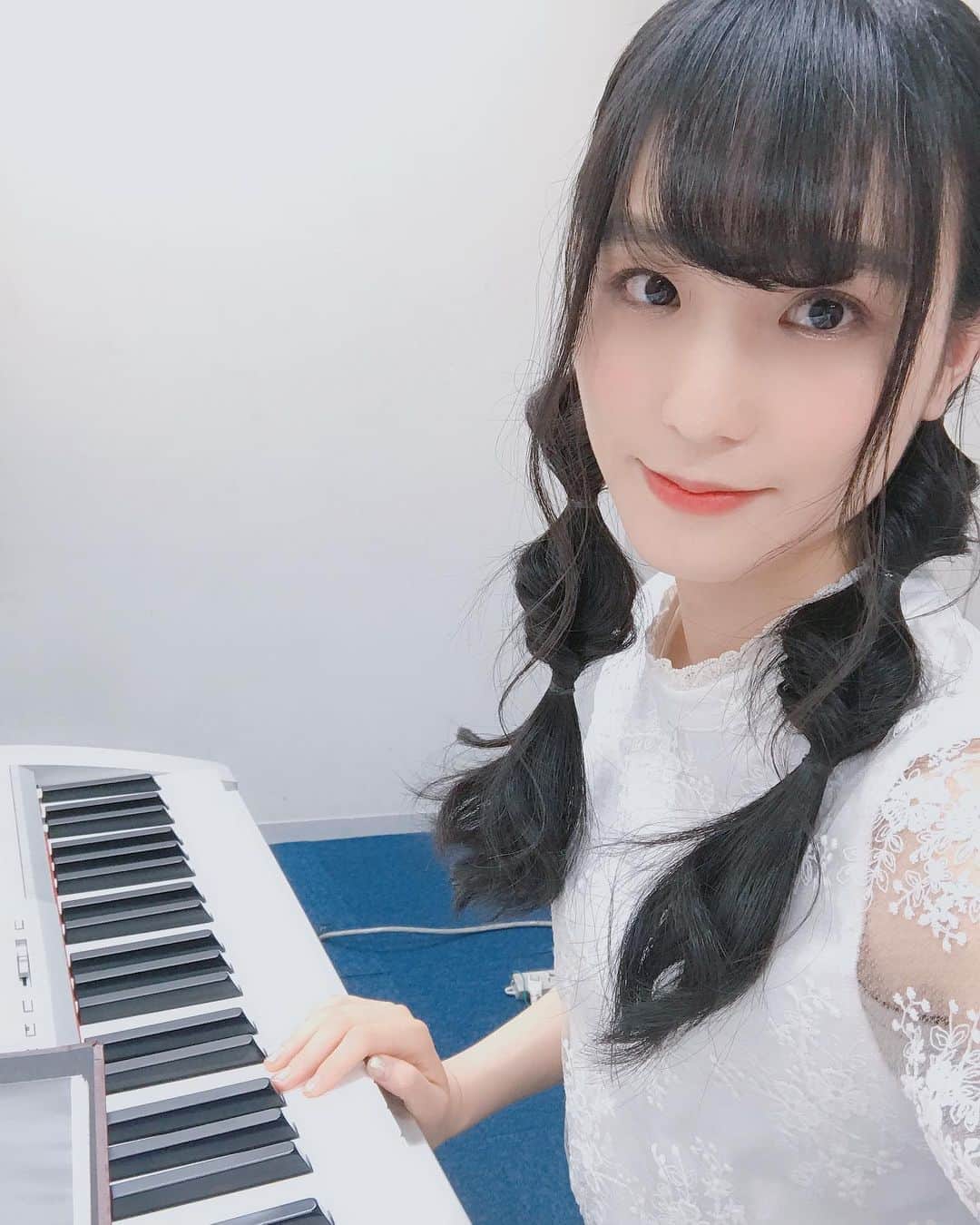 のインスタグラム：「・ ・ リハーサル終わってインスタ開いたら、1つ前の投稿で1番大事な文を間違えていた事に気付きました😭(訂正しました！)  皆さん教えて下さりありがとうございます！ 改めてっ❗❗ 明日8/19(水)の22時から配信するBitter & SweetのSHOWROOM内で重大発表をします〜〜(๑`･ᴗ･´๑) 絶対見てね！！👀✨ ・ ・ ・  #ブログ更新しました   #プロフィール欄からどうぞ   #ビタスイ  #田﨑あさひ #bittersweet #SHOWROOM #配信 #お知らせ #重大発表」