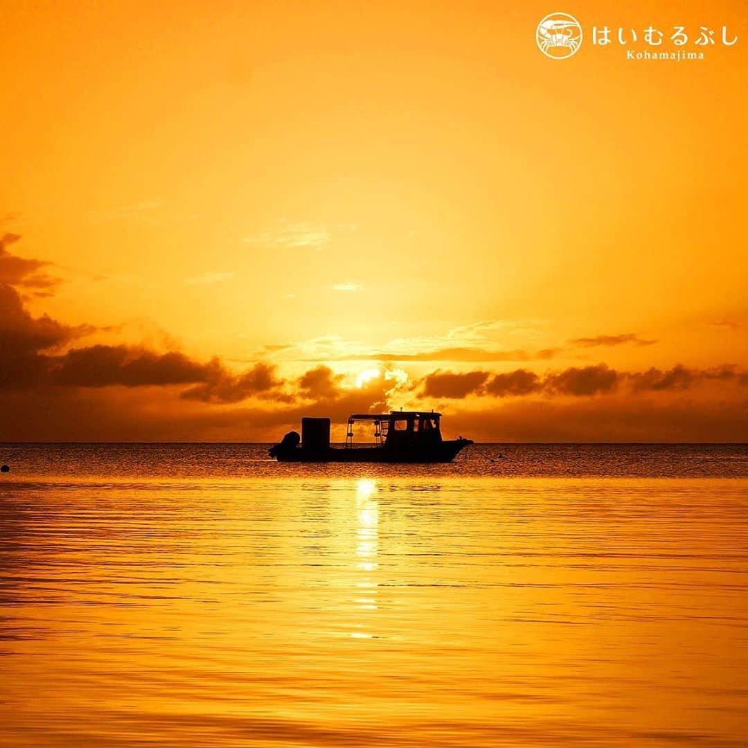 HAIMURUBUSHI はいむるぶしさんのインスタグラム写真 - (HAIMURUBUSHI はいむるぶしInstagram)「小浜島・はいむるぶしから癒しの風景をお届けします。 晴れた日の夕暮れ… 海に沈み行く夕陽の中に、一艘のレジャーボートの黒い影が見えます。 楽しかった1日の思い出が甦ります。 #沖縄 #八重山諸島 #夕陽 #夕暮れ #船 #小浜島 #リゾート #ホテル #はいむるぶし」8月18日 22時25分 - haimurubushi_resorts