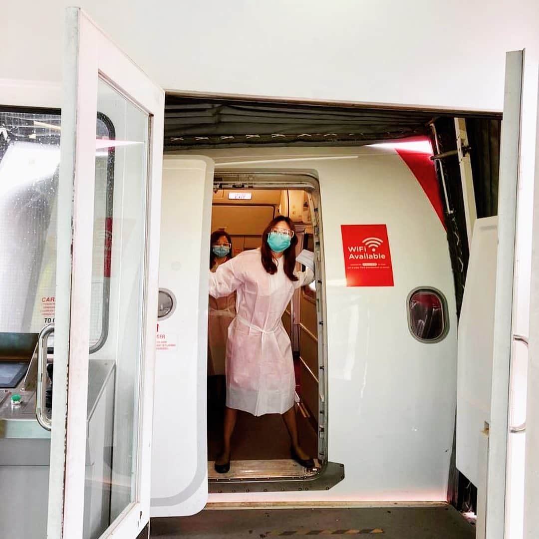 エアアジアさんのインスタグラム写真 - (エアアジアInstagram)「Great news! #EveryoneCanFlyNOW to/from Singapore once again! 🇲🇾✈️🇸🇬  Here are some snippets of earlier’s Kuala Lumpur to Singapore flight.  We assure you that the health and safety of our passengers and staff are of our high priority. ❤️😷👍🏻  #AirAsia #TravelTuesdaysWithAirAsia」8月18日 22時26分 - airasiasuperapp
