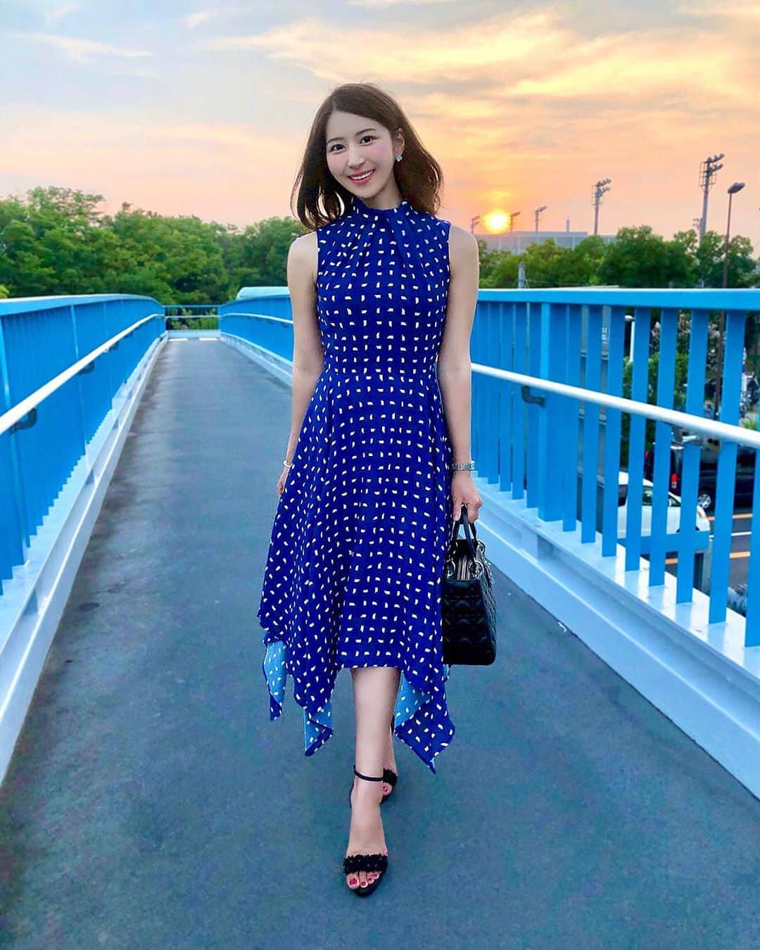 のインスタグラム：「💙🌈☀️𝑩𝒆𝒂𝒖𝒕𝒊𝒇𝒖𝒍  𝒔𝒖𝒏𝒔𝒆𝒕 こんばんは😊 . スイカバーを食べていた日🍉 帰り道、夕陽がとても綺麗でした💕 . 夕方なので少し画質は粗いですが…🙏 皆さんにお見せしたくて友人に撮ってもらいました☺️ . コーディネートは シルエットも裾も美しくてお気に入りの ブルーのワンピースにブラックの小物🐾 . おでこヘアともバランスよくて好きです♥ . . 明日も素敵な日になりますように✨ . . Onepiece：#sheller @sheller_official Nijikoお姉さんのブランドのお洋服🐕‍🦺♥️ . Bag：#dior #ディオール Watch：#franckmuller #フランクミュラー . . #夕陽 #夕日 #夕日が綺麗 #夕暮れ #夕暮れ時 #真夏日 #夏本番 #夏だね #サンセット #sunset #ワンピース #ワンピースコーデ #ノースリーブ #ブルーコーデ #大人可愛い #おでこ #スッキリ #ヘアアレンジ #ボブヘアー #綺麗な景色 #橋 #歩道橋 #夏休み #夏の思い出」