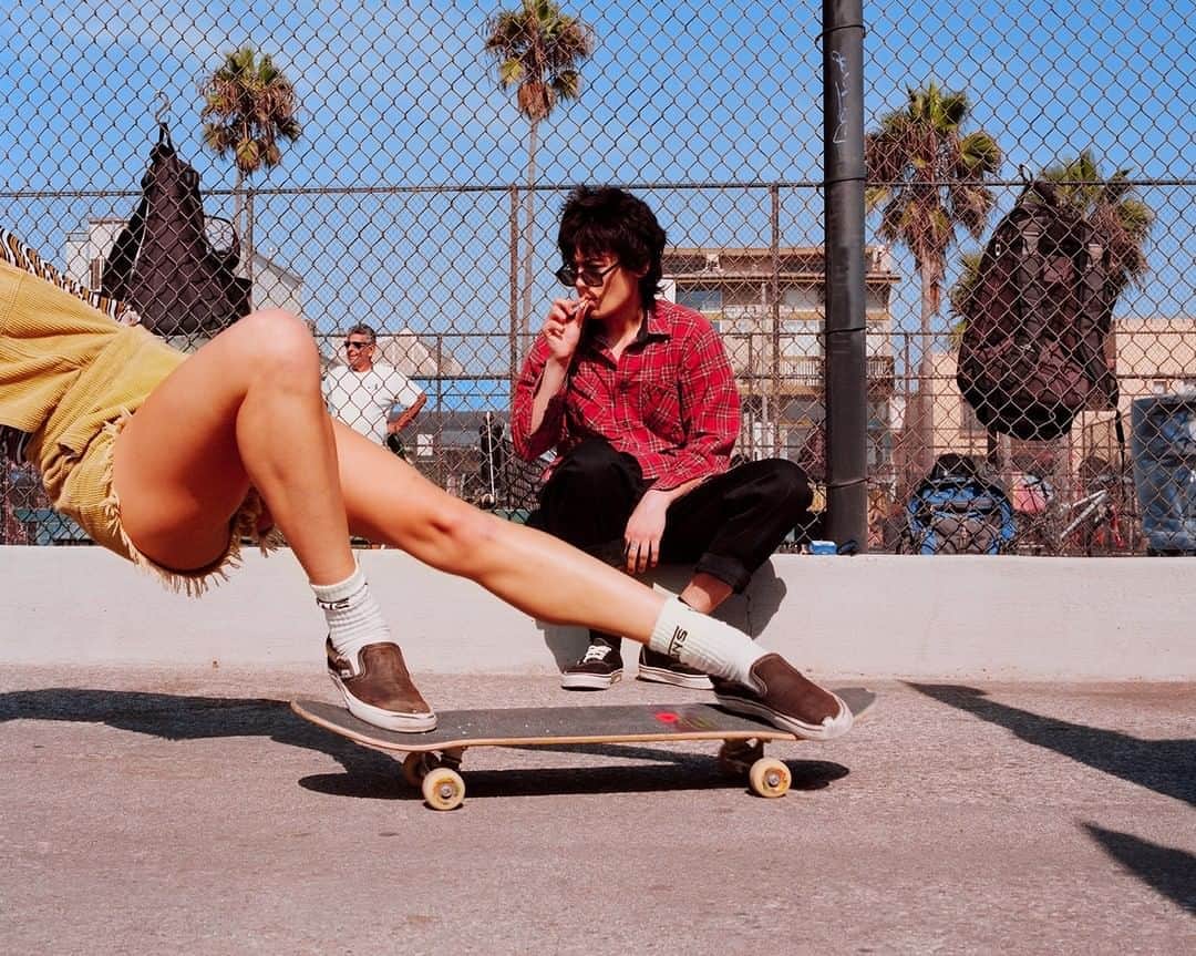 のインスタグラム：「You got the moves 🛹⁠ ⁠ ⠀⁠ ⠀⁠ #spring #summer #skatebowl #skate #californiaadventure #palmtrees #summercollection #venicebeach #losangelescity #summervibes #sunsetlover #dusk #venicecalifornia #youngster #ride #free #young #journey #sunglasses #veniceskatepark #skatephotography #fashion #komono⁠ ⁠」