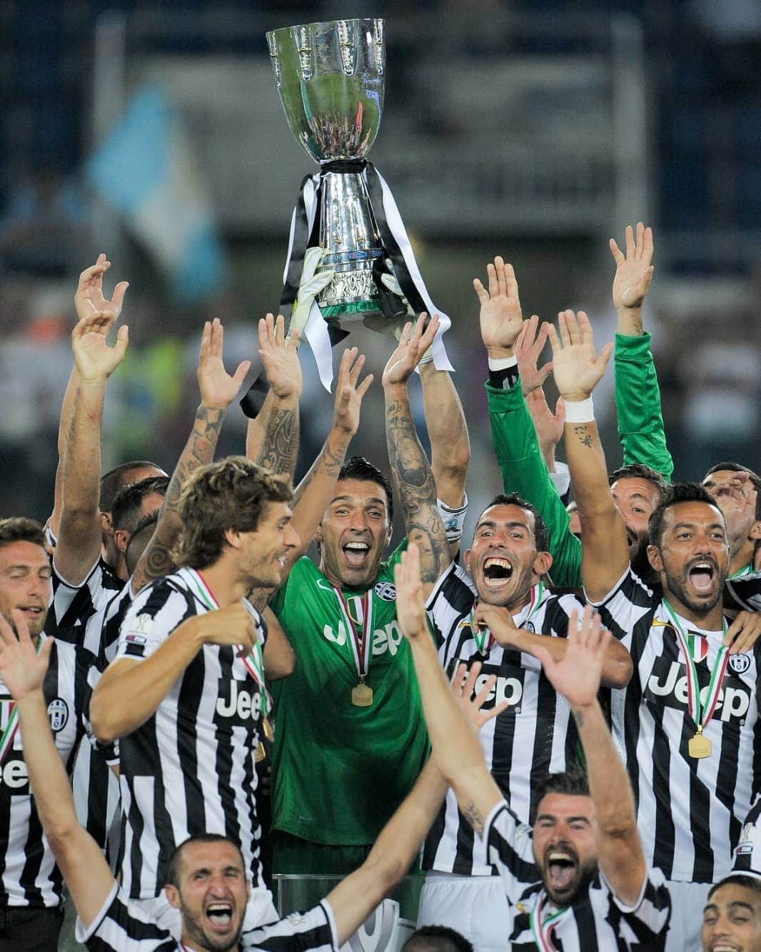 ユヴェントスFCさんのインスタグラム写真 - (ユヴェントスFCInstagram)「#OnThisDay in 2013, we lifted our 6️⃣th Italian Super Cup! 🏆🇮🇹  #FinoAllaFine #ForzaJuve」8月18日 22時40分 - juventus