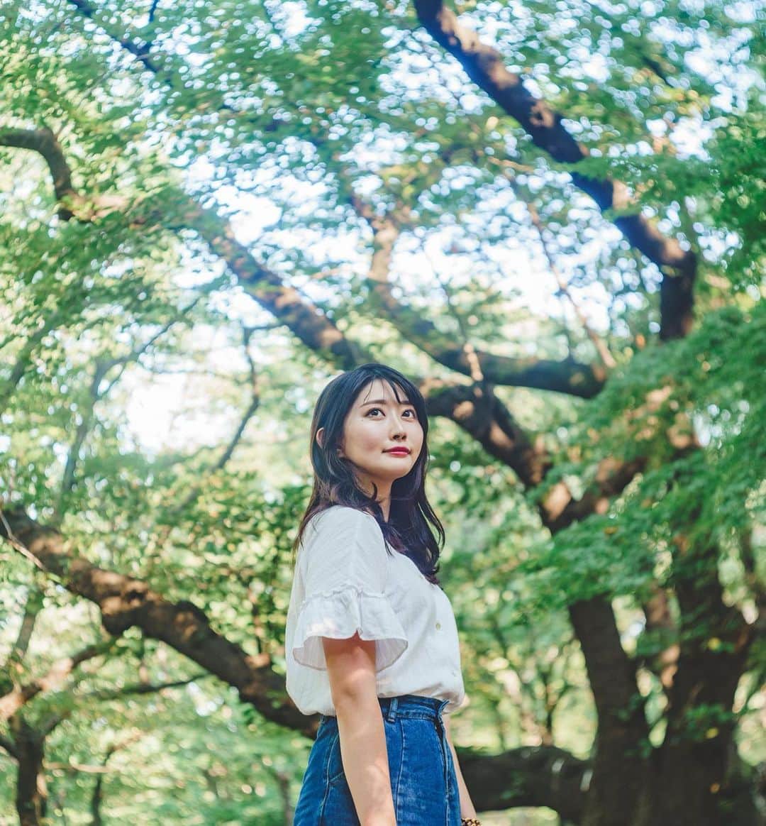 坂口莉果子のインスタグラム：「森🌲🌿🍃 ・ ・ ・ Photo by: @kaeru.photo   #japan #tokyo #japanesegirl #weekend #summer #nature #naturephotography #portraitphotography #2020 #instagramjapan #instagood  #instagram #photo #shooting #portrait #ファインダー越しの私の世界 #写真好きな人と繋がりたい #ポートレート #撮影 #自然光撮影 #何気ない瞬間を残したい #自然 #被写体 #黒髪 #サロンモデル #日本 #東京 #被写体モデル #カメラ #公園」