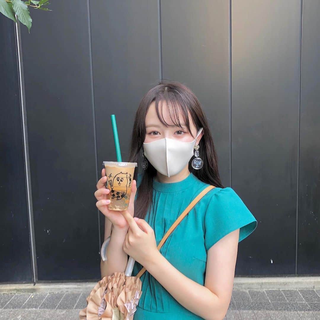 伊藤小春のインスタグラム：「・﻿ 可愛いイラストが描いてありました🥺💖﻿ ﻿ わらび餅追加したので﻿ せめてもの抵抗でSサイズです。笑﻿ ﻿ ﻿ 手にぶら下がってるもじゃもじゃは日傘です☀︎﻿」