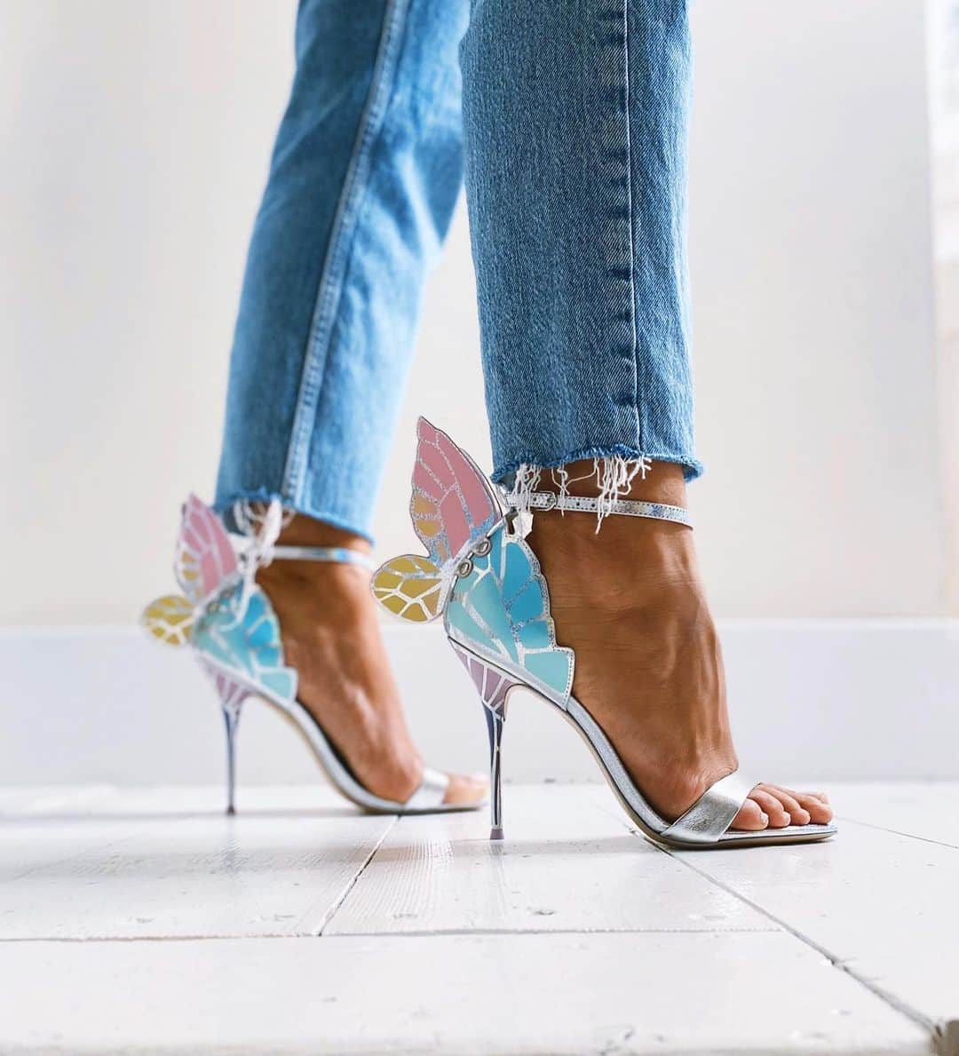 SOPHIA WEBSTERさんのインスタグラム写真 - (SOPHIA WEBSTERInstagram)「The perfect wing, doesn’t exi…⁣ ⁣ Our signature screen printed ‘Chiara’ has landed in dreamy iridescent pastels 🦋💕✨⁣ ⁣ #SophiaWebster #SophiaWebsterWings」8月18日 22時34分 - sophiawebster