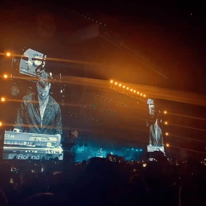 のインスタグラム：「THE CHAINSMOKERS @ SUMMER SONIC’19 2019/08/18 . 圧巻のパフォーマンスから早一年。バンドスタイルでダイナミズムに溢れ、さらにEDMヒットも盛り込んで踊れてロックまでしての最高なセット！また日本に帰ってきてね！ _ #THROWBACKJAPANSHOWS  #THECHAINSMOKERS #summersonic #edm  @thechainsmokers @summersonic_official」