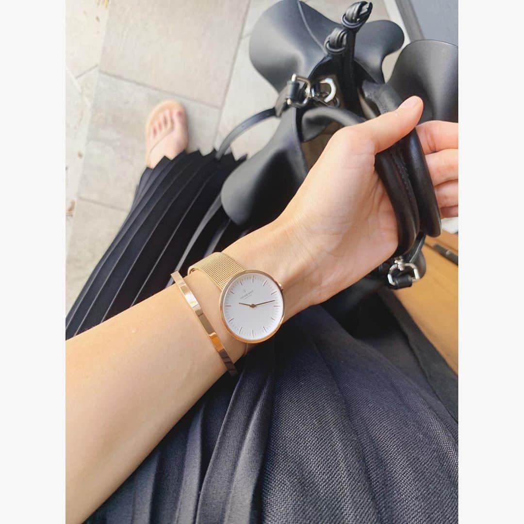 乙黒えりのインスタグラム：「最近見かけて惚れてしまったローズゴールドの時計✨とてもシンプルで今の気分にぴったりでした。 ローズゴールドって肌馴染みが良くて好きなんです。  @nordgreenofficial_japanというブランドだったのですが、北欧のシンプルな感じ、サスティナブルな会社の方針、社会貢献活動、とてもいいなと思いました。  もちろんデザインが気にいるから買うんだけど、一部が寄付されるそうで、購入時に3つからどれに寄付するか選べるんです。  ・インドの 1 人の子どもに1カ月分の教育を支援する  ・南米にある 200 平方フィートのアマゾン熱帯雨林を保護する  ・中央アフリカ共和国の 1 人に 2 か月分の清潔な水を供給する  ...の三つです。  クーポンをもらったのでシェアしますね。  クーポンコード：ELLYO (10/31まで) #nordgreen #15%OFF #ノードグリーン #腕時計#ローズゴールド#アクセサリー #ローズゴールドのバングルは楽天ルームに載せてます」