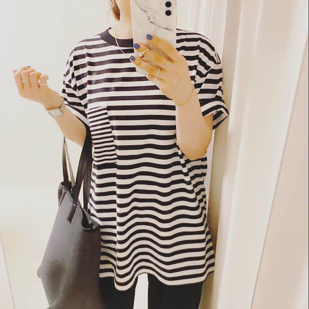 aiaiのインスタグラム：「ユニクロのメンズボーダーTシャツ 最近は大きめにゆるっと着るのが 好きなのでこれもXLサイズ。  Tシャツにプリーツパンツが 楽ちん過ぎてよくする組み合わせ。  #ユニクロtシャツ部  #ボーダーtシャツ   コーデの詳細はブログに書いています  𖤐𖤐𖤐𖤐  #fashion#outfit#style#coordinate#instagood#ootd#pic#instapic#コーデ#コーディネート#スタイリング#プチプラコーデ#本日のコーデ#大人カジュアル#プチプラ  #カジュアル #アラフォー #アラフォーコーデ #アラフォーファッション#uniqlo #ユニクロ #ユニクロコーデ #ユニジョ #サンダルコーデ #tシャツコーデ#プリーツパンツ#tシャツ #tシャツコーデ」
