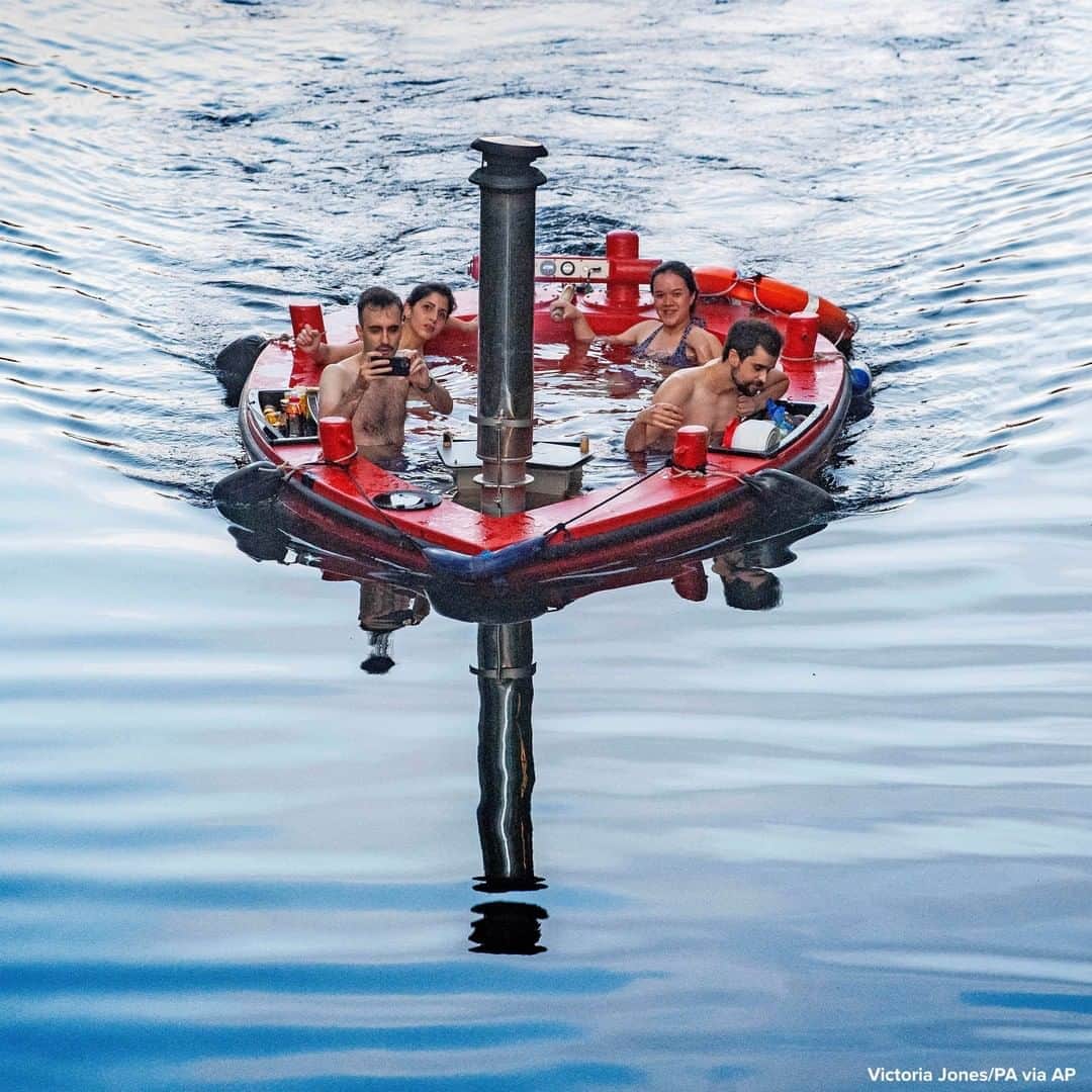ABC Newsさんのインスタグラム写真 - (ABC NewsInstagram)「HOT TUB SUBLIME MACHINE: Group of people float down the River Thames in a hot tub boat. #hottub #boat #riverthames」8月18日 22時45分 - abcnews