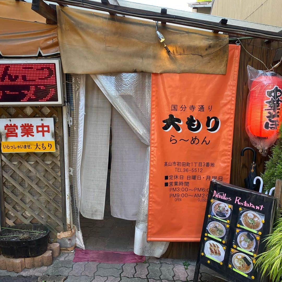 飛騨高山 旅館あすなろさんのインスタグラム写真 - (飛騨高山 旅館あすなろInstagram)「当館から徒歩3分のところにある「大もり」さんへ行ってきました。 中華そば650円で地元に愛されている昔ながらの高山ラーメンで安くて美味しいです。 夕方からの営業で深夜まで営業しているそうで、〆のラーメンでも良いです。 美味しかったです✨🍜  #日本　#岐阜県　#高山　#大もり  #高山ラーメン　#旅館　#旅館あすなろ #飛騨高山 #高山グルメ #飛騨高山観光　#高山観光　#温泉旅館　#女子旅　#古い街並み　#instagramjapan  #japan #gifu #takayama #hidatakayama #onsen #asunaro #ryokan #ryokanasunaro #kaiseki #travel #travelgram #instatravel #japantrip #japantravel #followｍe」8月18日 22時45分 - ryokanasunaro