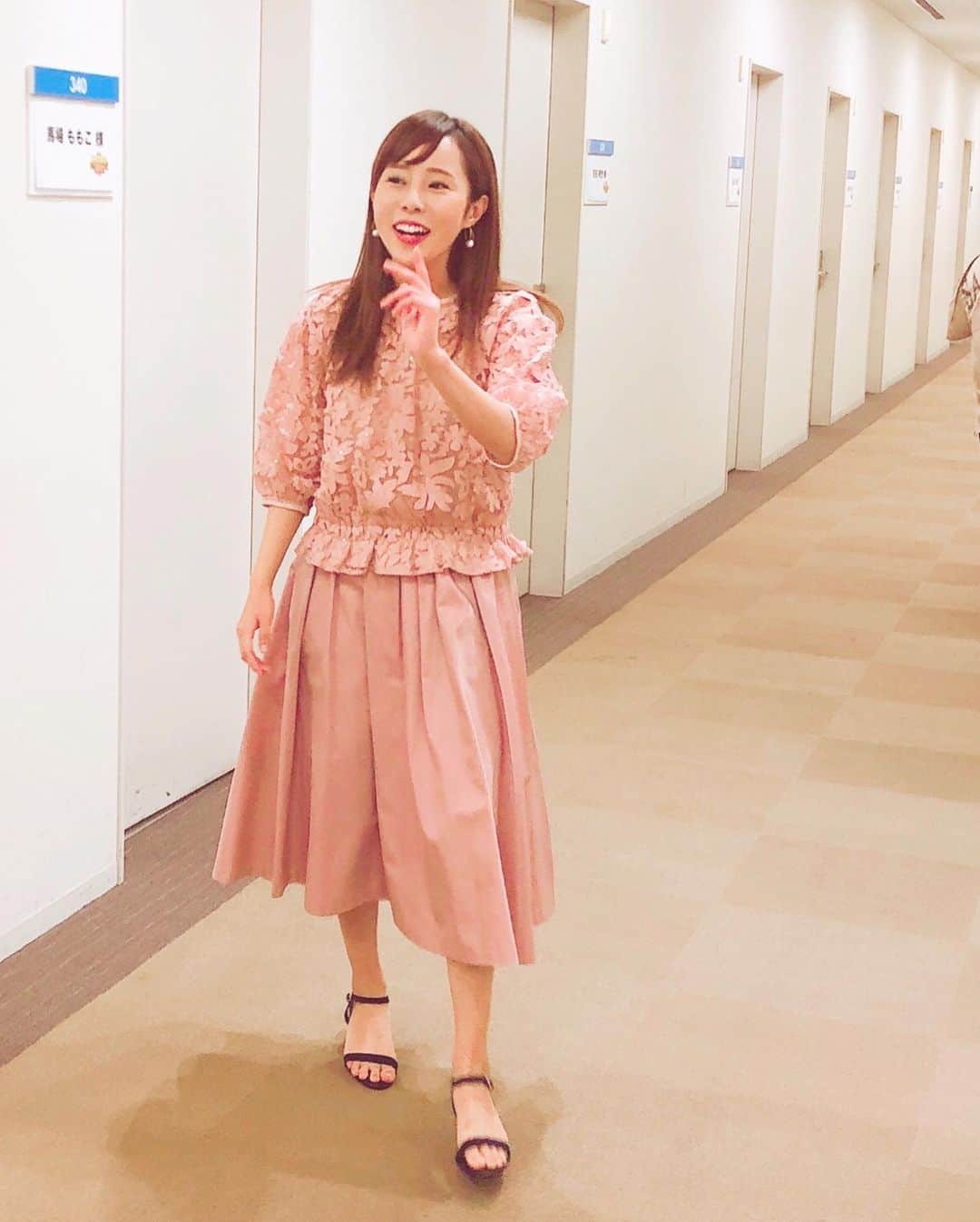 のインスタグラム：「フジテレビ﻿ 潜在能力テストご覧いただいた方﻿ ありがとうございました🙇‍♀️🙇‍♀️﻿ ﻿ 😭😭😭😭😭😭😭😭﻿ 勉強します！！！！！！！﻿ ﻿ お洋服どこのですか？と﻿ 質問いただいたので﻿ 載せておきます🦄🌈❣️﻿ タグ付けしました👗﻿ ﻿ ピンク久しぶりに着たな🍑🍑﻿🍑🍑🍑 ﻿ あと写真の手のポーズ何だろうか。﻿ 本番終わりの安堵感ですごい笑ってる。笑😂﻿ ﻿ ﻿ #アナウンサー#潜在能力テスト﻿ #衣装#お仕事#楽しい#フジテレビ﻿#前髪チョロ #何見て笑ってるんだろう#夏だね#怖いね#こいつ大丈夫かな」