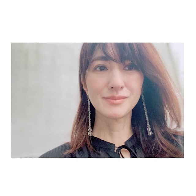 前田ゆかのインスタグラム：「長さ、揺れ感、 華奢な感じが気に入って購入した ピアス！  ドロップクリスタルピアス  #ピアス #アクセサリー #saskiadiez」