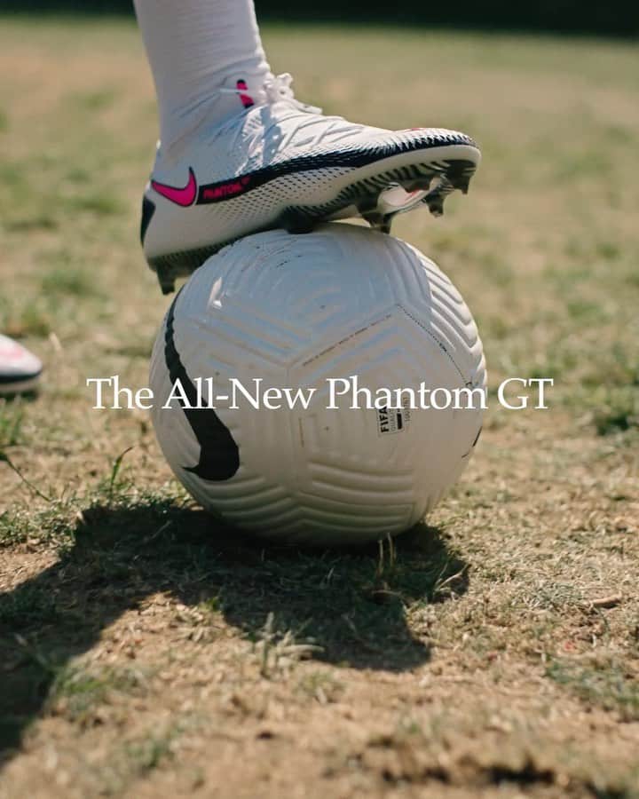 ナイキフットボールのインスタグラム：「From the pitch to the streets and everywhere in-between, play on with the Phantom GT. Show us how you #playwithskill 🎥  ⠀ #nikefootball #nikesoccer #football #soccer」