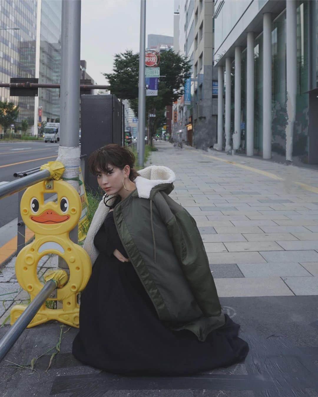 JUNNAのインスタグラム：「しろ🐻バージョン  #フーディリバーシブルボアコート (2色展開)  🐻はリバーシブルです  🐻以外の面も持っております  甘い×辛い　アウター  🐻×ミリタリー  フードは取り外し可  #コットンリネンスクエアネックワンピース　(3色展開)  明日20時半から @etretokyo アカウントライブ配信にて 新作をご紹介致します  先行受注期間 8/20(木)19:00 - 8/27(木)12:00PM  #2020ETRE_AW  #秋#秋服#アウター #コート #冬 #冬コーデ#秋メイク #etretokyo#156cm#ブラウン#ブラウンコーデ#アディクション #celvoke #秋メイク#大人カジュアル#ベージュ#ホワイト#ミリタリー#🐻#YouTube」