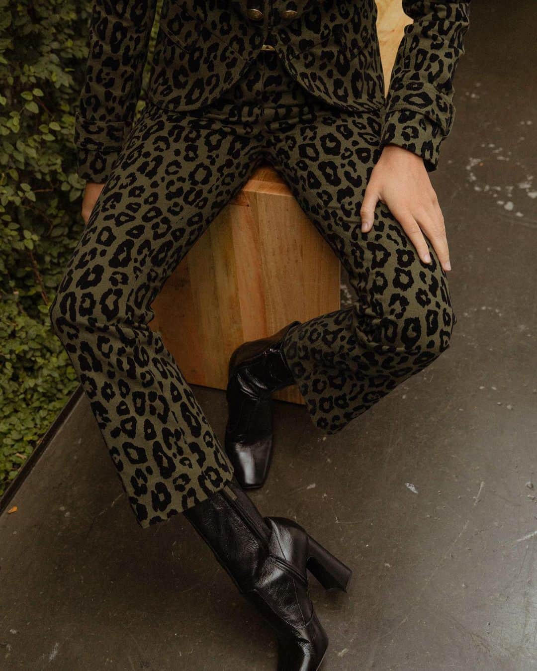 デレクラムのインスタグラム：「A classic look for the modern woman. Make a statement in the new Corinna Cropped Flare pant and Brigitte Band Jacket.」