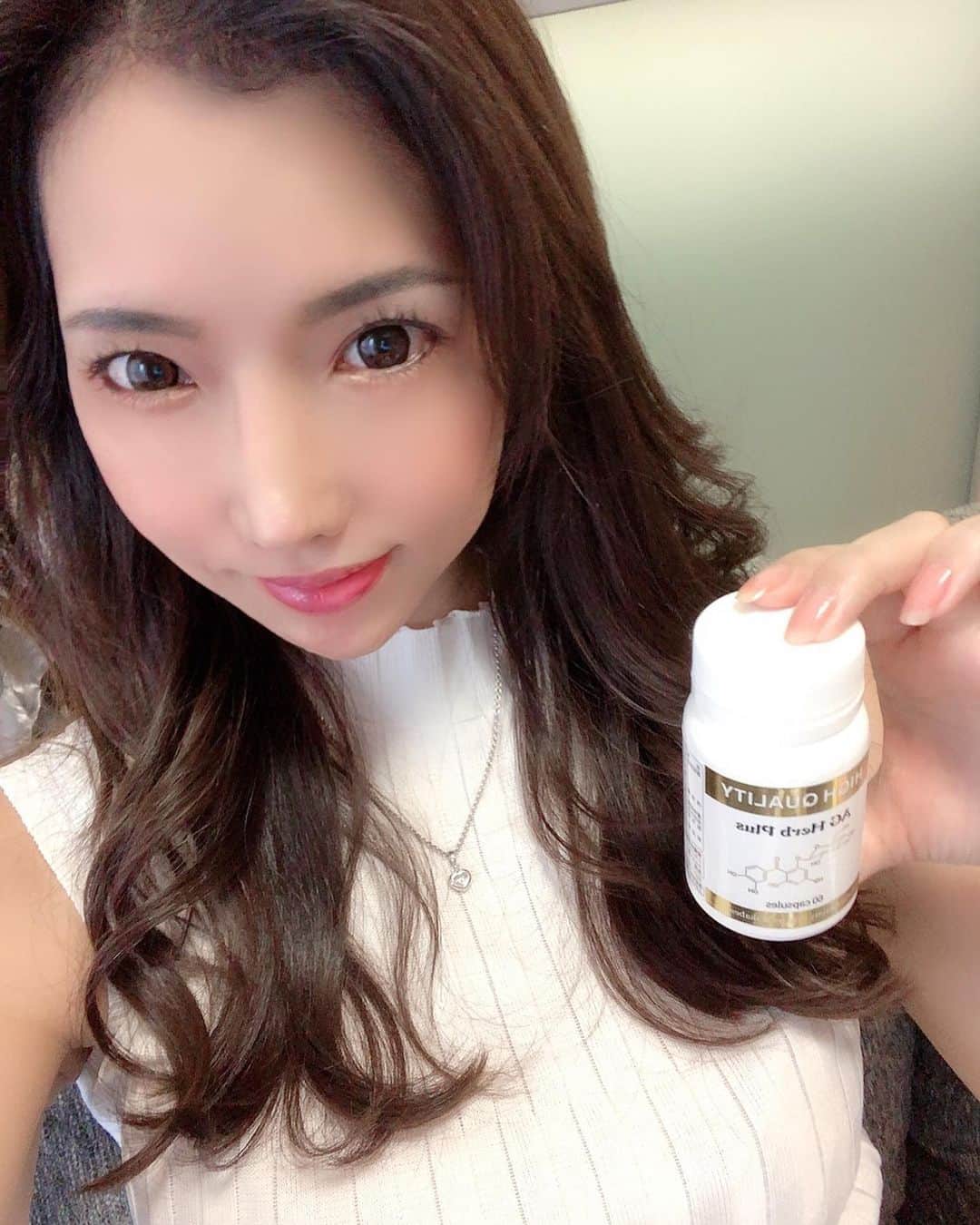 早川瀬里奈のインスタグラム：「最近糖化予防に飲んでるサプリ💊  AG Herb Plusってやつ　@wakabeauty2020  私糖質大好きっ子だから、糖質やめられないんだけど、AG Herb plusのAGハーブMIXが複数の糖化反応経路を阻害してくれると書いてあって、老化予防に期待❣️ 写真3枚目は無加工の、サプリ飲む前のももと手の甲と顔の肌💦 毛穴と黄ぐすみと小皺がやばいですねぇ😂糖質美容に良くないと分かっていながらやめる事は出来ない😂あと、糖質とり過ぎると疲れやすくなるんだっけ？体怠くなるよね ほんと糖質カットとか無理な人なんで、こんな良いものがあるなら全力で頼りに行きます #wakabeauty #糖化予防 #pr #糖化対策 #トリドリベース#自撮り久しぶりにしたわ」