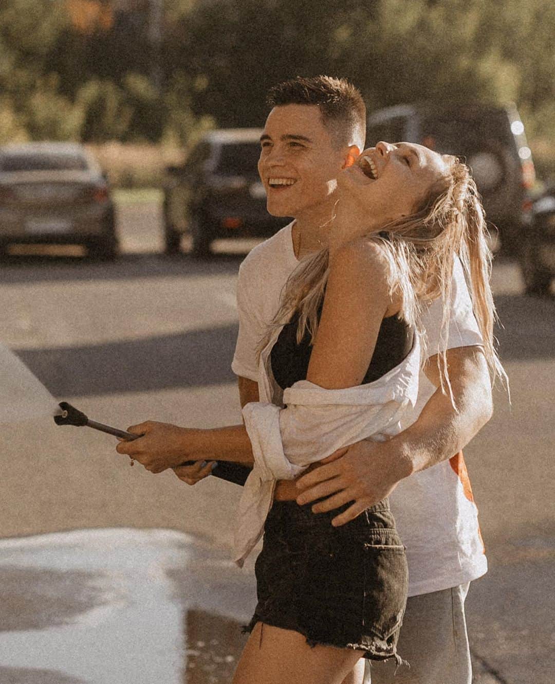 ダリア・スピリドーノワのインスタグラム：「Пока меня мыли,собрали очередь на мойке💦🤩 ⠀ А у вас получится выбрать самую крутую фотку👇 ⠀ 📸 - @yurina_photo 💥」