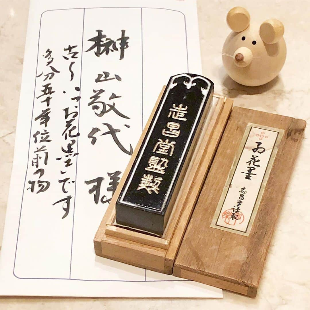 榊山敬代さんのインスタグラム写真 - (榊山敬代Instagram)「🖌… ・　 きょうは作品の旅支度の巻  お久しぶりに墨をスリスリ カキカキ心ととのいます時  こちらの墨さまは 池上大坊さまより  昨年LINEスタンプ 打ち合わせの際に  書道が匠で詳しいお方から ありがたくいただきました  貴重な墨の気配にて次回の新作は こちらの墨を使わせていただこう と決めておりましたが早速今日は  記念にとスリスリありがたく 使わせていただいたのでした  早くこちらの墨で新作を描きたいなぁ きょうは久しぶりなアトリエタイムに  制作モードのスイッチが プルプル点灯しそうな時  ところで今日の午後 数ヶ月ぶりに母親と  長電話の巻  コロナの影響で活動し難い時期のかわりに 画家活動で初めて人間らしい生活をしてる ことなどそれぞれの近況の報告タイムにて  とりあえず健康第一だなぁと あらためておもいましたとき  母親にはゆっくりな人生もいいねと お伝えしましたが電話を切った途端  やっぱり芸術に人生を注ぎたい 心の本音はだませないのでした  それにしましても 追い込まない生活 続けてみた半年間  きっと来年はこの時間も懐かしくなるのかな もう少しパワー蓄えたら新作挑みたい心構え ・　　 ・ #充電中 #準備中 … ・ ・ ・ #やっぱり絵はいいな … #心 の #居場所 #おうち大好き #enjoyhome ・ ・  ・ ・ 🖌…… #日本画 #お花墨 #五つ星 #頂き物 🙏 #Japanese #brush #絵筆 #Japan #nihonga #Japaneseart #art #墨 #大切 #文化 #書道 #書 #きょうのアトリエ #ひとりごと #日本画家 の #アトリエこんなもん #池上大坊 #池上本門寺」8月18日 22時56分 - sakakiyamatakayo