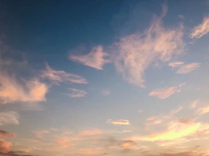 のインスタグラム：「いつかの夕空✨ 色が変わっていく空、雲が動くのをぽーーーっと見るのが小さい頃から好き😌 ・ おやすみなさい🌙✨ ・ #夕空 #空 #雲 #夕日 #明日は新月 #おやすみ #sunset #love #sky #좋아요 #하늘 #석양 #노을 #저녁하늘 #잘자요」