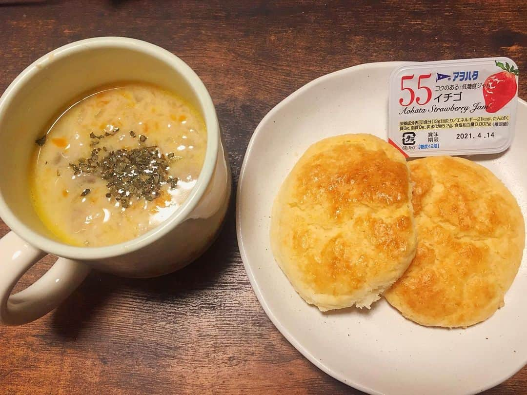 佐藤聖羅さんのインスタグラム写真 - (佐藤聖羅Instagram)「どうしてもスコーンが食べたくなって、、、✨✨  久しぶりにお菓子作り🍬 　  本日の軽食💖  ⭐️アーモンドミルクで作ったマッシュルームスープ  ⭐️米粉とヨーグルトの手作りスコーン  #アーモンド効果 #米粉 #スコーン #グルテンフリー #ヨーグルト  アーモンドミルクで作ったスープが牛乳より軽くて美味しい！ハマる💕  スコーンはさっくりホロホロで大成功♪  お菓子作りのブームが15年振りに再熱しそう笑」8月18日 23時04分 - seira_seira.s