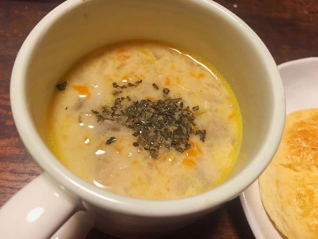 佐藤聖羅さんのインスタグラム写真 - (佐藤聖羅Instagram)「どうしてもスコーンが食べたくなって、、、✨✨  久しぶりにお菓子作り🍬 　  本日の軽食💖  ⭐️アーモンドミルクで作ったマッシュルームスープ  ⭐️米粉とヨーグルトの手作りスコーン  #アーモンド効果 #米粉 #スコーン #グルテンフリー #ヨーグルト  アーモンドミルクで作ったスープが牛乳より軽くて美味しい！ハマる💕  スコーンはさっくりホロホロで大成功♪  お菓子作りのブームが15年振りに再熱しそう笑」8月18日 23時04分 - seira_seira.s
