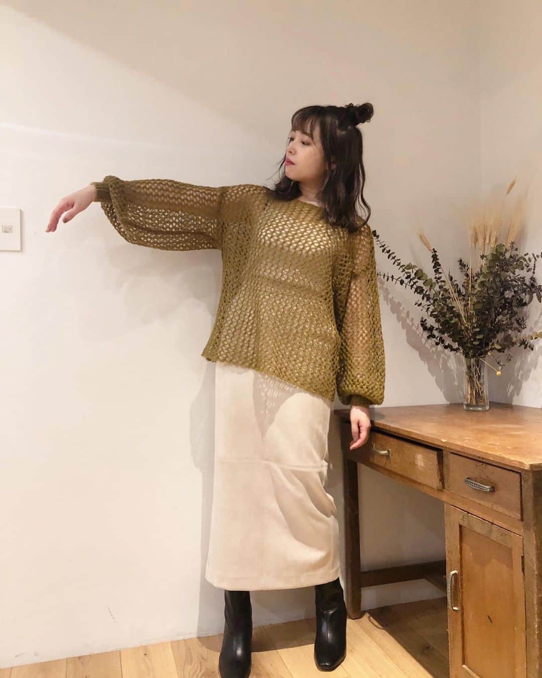 中島早貴さんのインスタグラム写真 - (中島早貴Instagram)「Rakuten LIVE girls talk!!! 2.衣装。 　 今回は#Omekashi さんです💛 　 #モヘア混メッシュニット ふんわりしていてザクザクニットなので、少し早めに秋の先取りニットできます😏　 　 #エコスエードタイトスカート こちらのタイトスカートのびのび生地なので程よく動けます。 スエードが気持ち良くてずっと触っていたかった。笑 　 ブーツはもうしばらくお待ちを🙌 もう少ししたら情報解禁されるみたいです💁‍♀️ 　 #Omekashi   #なかじまマネキン」8月18日 23時15分 - saki__nakajima__uf