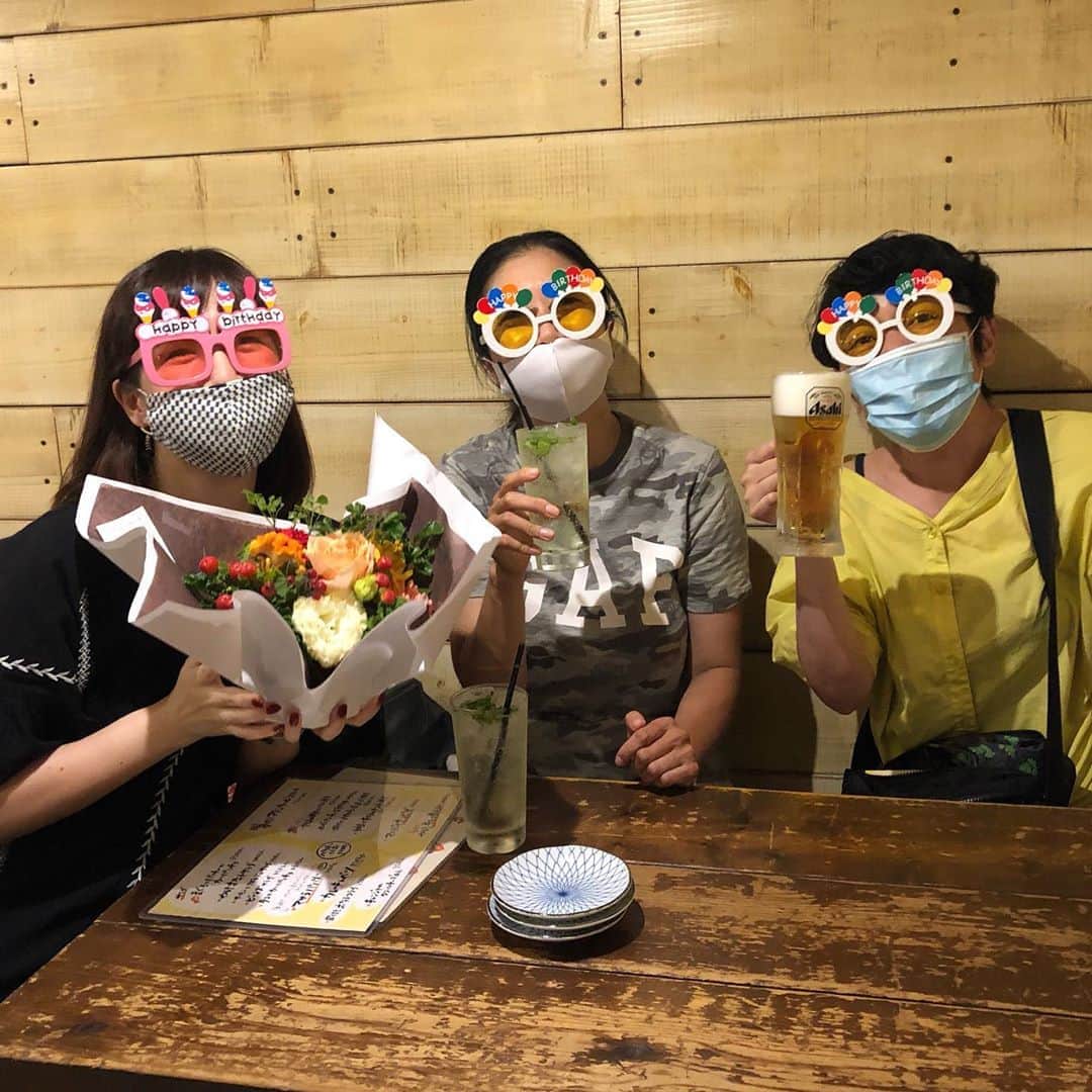 進藤やす子さんのインスタグラム写真 - (進藤やす子Instagram)「✳︎ #やるき で誕生日祝いしてもらった〜❣️ . いつも居心地のいい #スナック芦ノ湖 会😆  4年前はオリンピック観戦合宿もしたよね〜笑！ . 全部美味しかった食事のことは次の投稿で🤗 . . #誕生日プレゼント #ありがとう❤️  #新中野 #新中野グルメ #やるき」8月18日 23時09分 - yasukoshindo