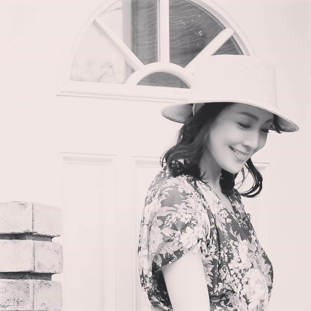 田中美里のインスタグラム：「jin no beat shite cassie  ＠jinnobeatshitecassie #ジンノビートシテカッシ   #帽子 #hat #カンカン帽 #以前に撮影したものです   photo by fujiko @fujiko121」