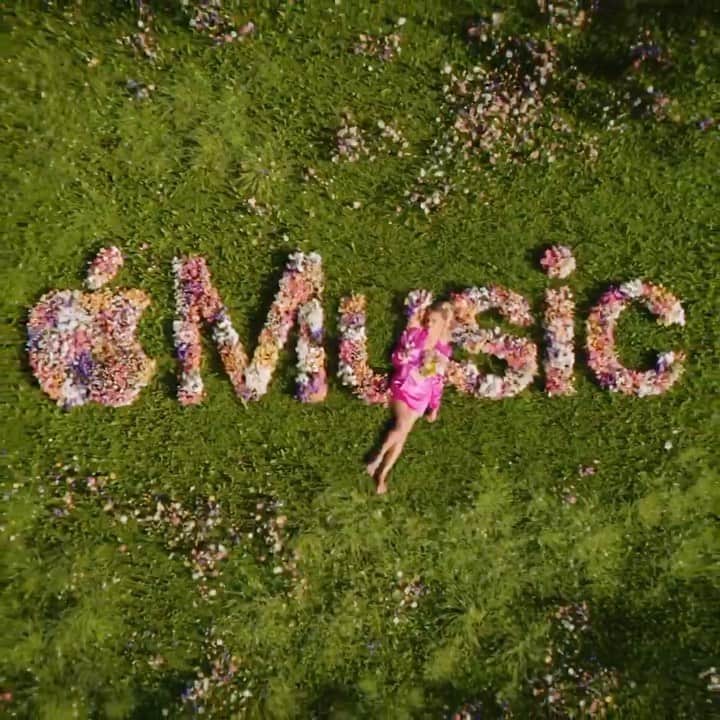 のインスタグラム：「The magical thing about music is- everyone hears it differently.  Certain songs are unexplainably connected to memories, people, hometowns.  Certain songs tell your story so perfectly you swear they’re written just for you.  Beyond the banjos and the beat drops, there are stories that make me cry, make me dance, and mainly…just make me feel like I’m not alone.  So, for the music lover that grew up on Garth AND Britney. …that can recite Cowboy Take Me Away AND No Diggity word for word …that really just wants to continue to find and play their life’s soundtrack…. Welcome to kelsea radio- the way I hear music. on @applemusic 🤍」