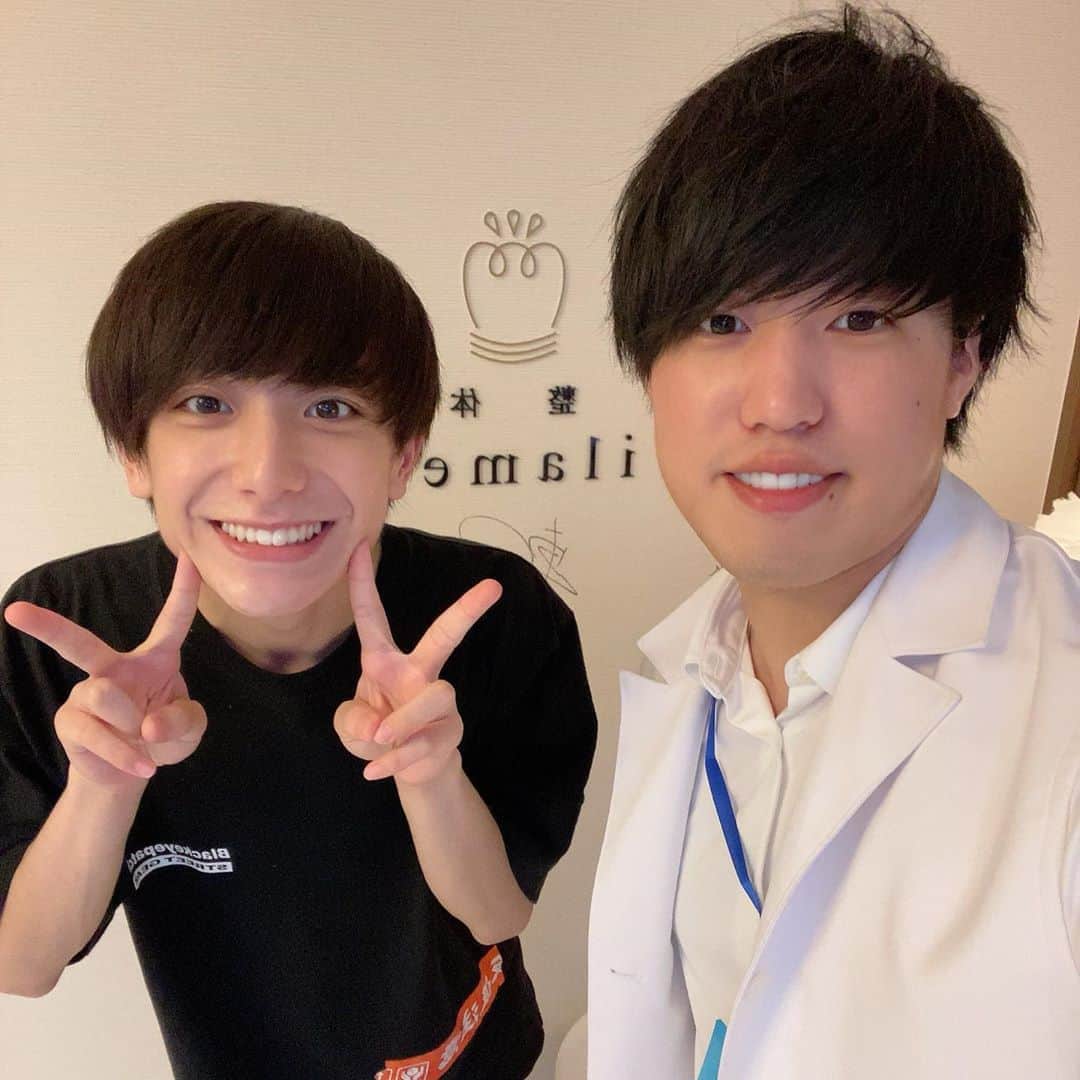 美容整体師川島さん。のインスタグラム：「小西えいと君  @eito.konishi  . 舞台やタレント活動する 小西君が身体のメンテナンス👨‍⚕️ . #整体Filament #整体」