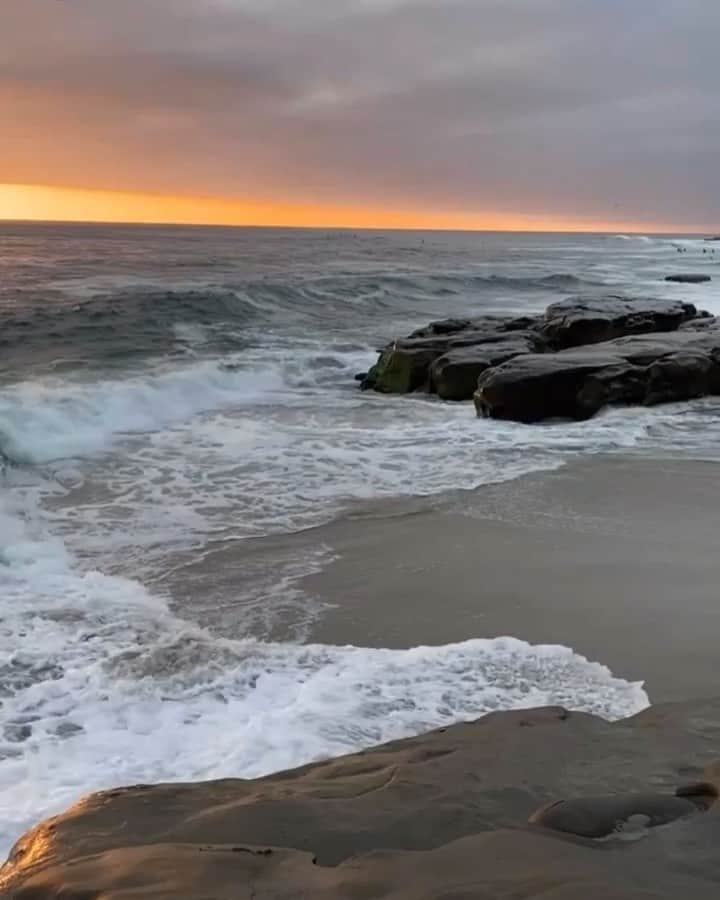 ケイラ・フィリップスのインスタグラム：「Mightier Than The Waves Of The Sea Is His Love For You -Psalms 93:4」