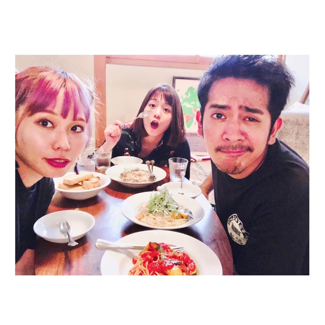 MAIKO さんのインスタグラム写真 - (MAIKO Instagram)「噂のSOLE cafe T👕🍝 ・ ・ 先日のYouTube LIVE配信の時にも着ていたTシャツ✨ 気づいた方もいて嬉しかったーー!!!😉 ・ ・ ・ 実はこのTシャツは 京都にある LIVEもできるカフェ屋さんSOLE cafeさんのオリジナルTシャツ☕️🌈 ・ ・ SOLE cafeさんは3年前からseven oopsのカフェライブツアーには欠かせない場所となっています🥰 ・ ・ スタッフさんがとっっってもほわわかでほんと素敵な空気をお持ちの方なのです!!! ・ いつもリハ終わりで、パスタを楽屋に持ってきてくださり毎回京都でのLIVEは美味しいパスタパワーのおかげで演奏できてます🍝✨ ・ ・ 去年はLIVEとは別日に初めてカフェ営業の時間にお邪魔しました🙌🏼 LIVEとは違う雰囲気で新鮮だったな〜🍝♡ お店では手作りパンも焼かれていて、いい匂いで居心地いいんだよ〜☺️🍞 ・ ・ ・ そんな大好きなSOLEcafeさん( @solemurata )が開業20周年記念としてオリジナルTシャツとトートバックを作ったという情報を知り!!! メンバー分GETしちゃったーー🤎🤍🤎 ・ ・ こっそりGETしたつもりがSOLEcafeの方にバレて心温まるメッセージまで頂いちゃいました!!! 本当に本当にありがとうございます🙇🏻‍♀️✨ ・ ・ ・ 今度メンバー3人でお揃っぴで着て写真撮ろー💓って話しているので、撮ったらまた載せさせて下さいっ📸🙌🏼✨ ・ ・ ・ SOLE cafe20周年おめでとうございます㊗️ コロナでツアー回れず、むんむんとしておりますが🐌💭  LIVE回れるようになったら必ずまた演奏しにSOLEcafeお邪魔させて下さいね🥺🥁🙌🏼🌈✨ ・ ・ ・ #solecafe #京都 #sevenoops #毎年 LIVE終わりにとる家族写真風の撮影が大好き☺️📸 #早くツアー回りたい😭🌈」8月18日 23時23分 - maiko_oops